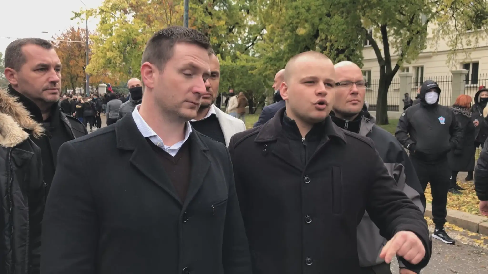 Milan Mazurek (v strede) počas protivládnych protestov.