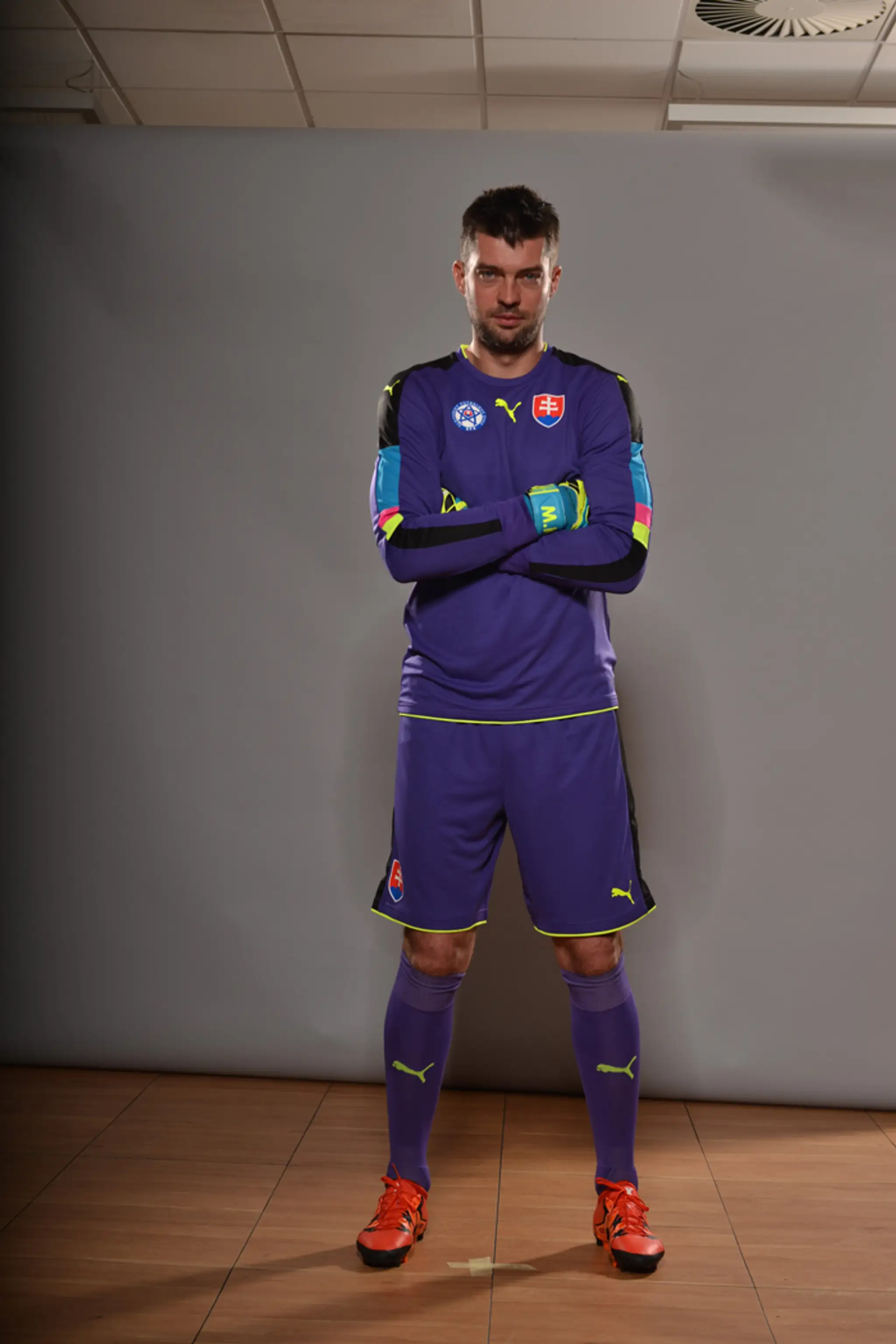Matúš Kozáčik v novom reprezentančnom drese pre vonkajšie zápasy.