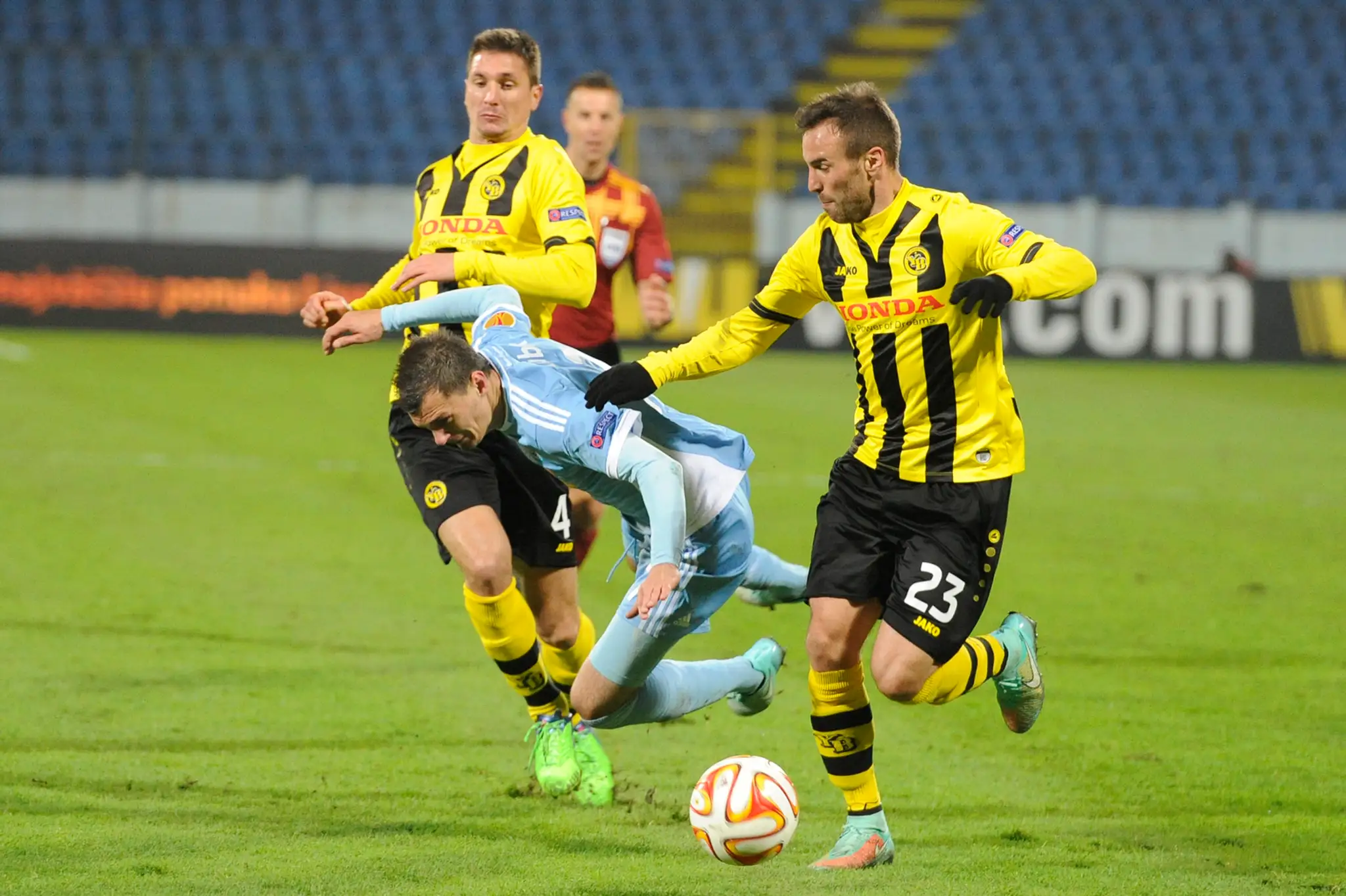 František Kubík (Slovan) padá medzi brániacov dvojicov hráčov Bernu