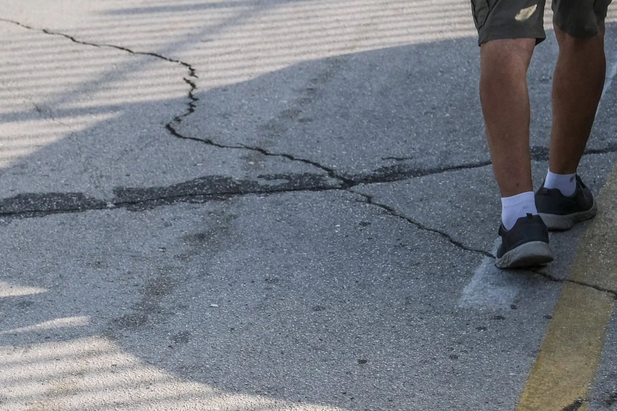 Popraskaná vozovka po zemetrasení v meste Pozzuoli