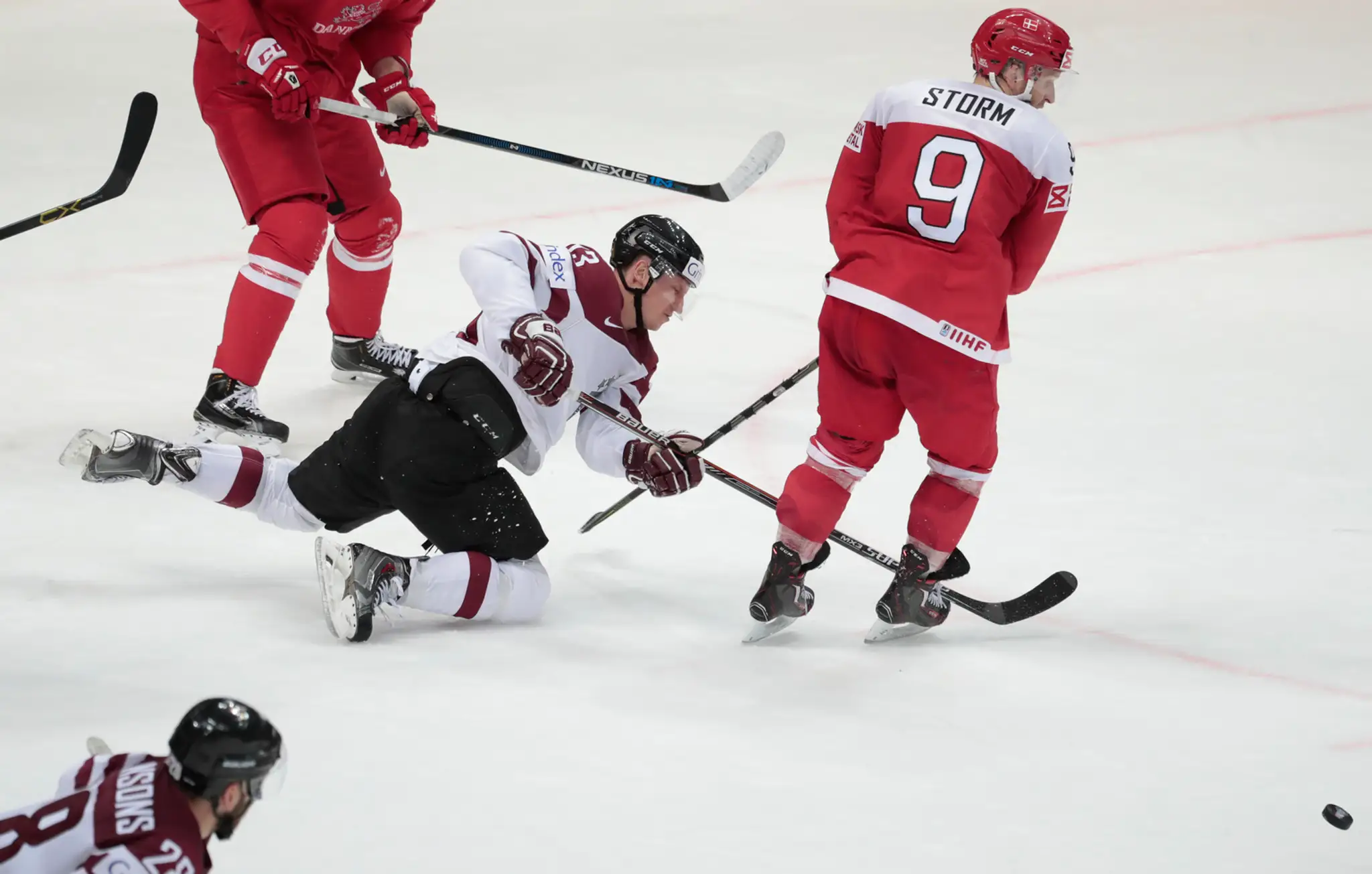 Na snímke vľavo Lotyš Guntis Galvins, vpravo Dán rederik Storm  v zápase A-skupiny hokejových MS v Rusku.