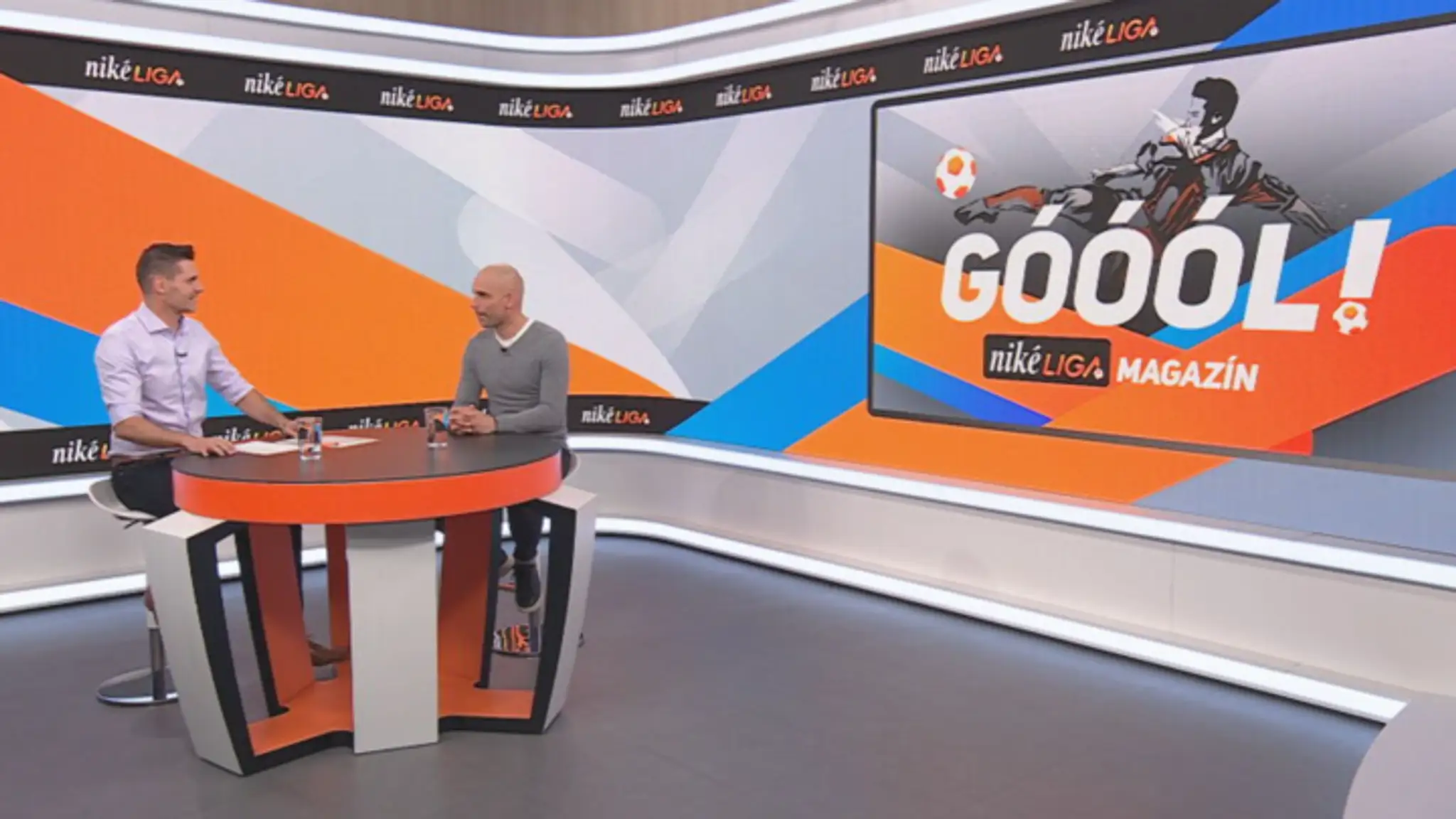Moderátor Marián Tomčák a futbalový expert Juraj Piroska