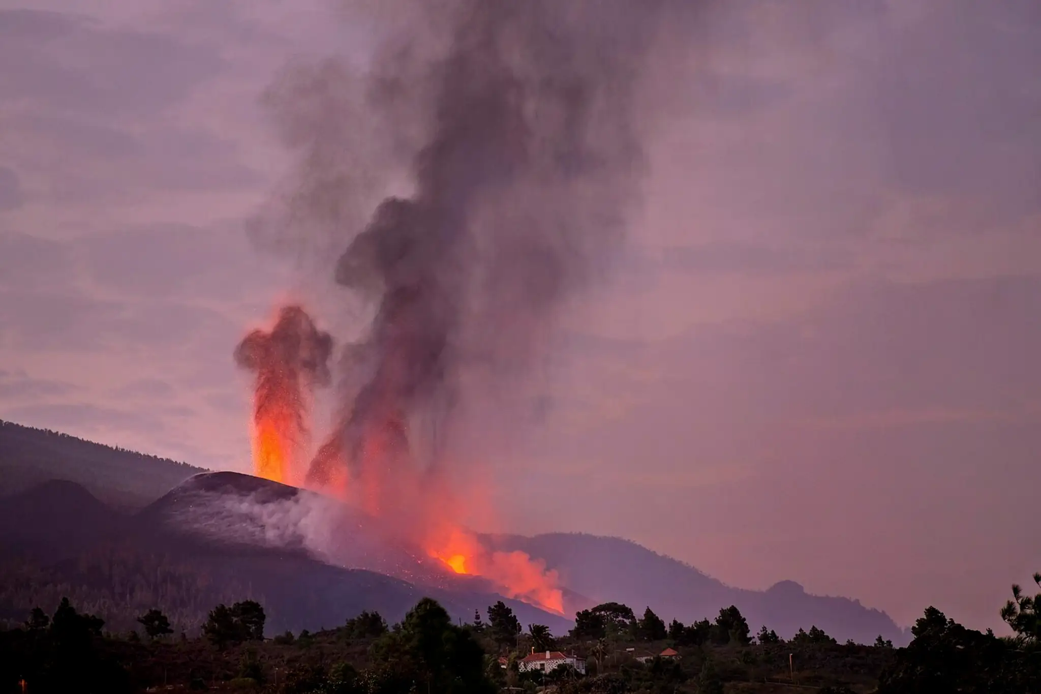 Láva zo sopky La Cumbre Vieja sa vylieva novou cestou