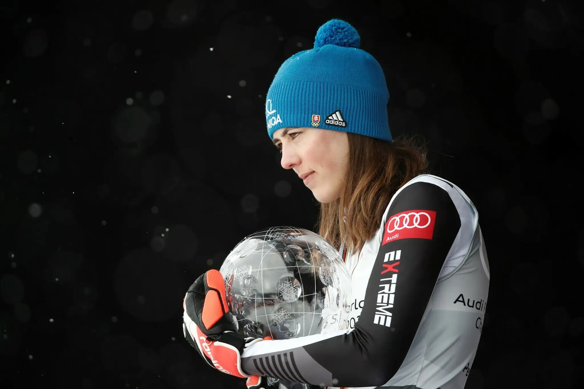 Petra Vlhová a veľký kryštáľový glóbus.