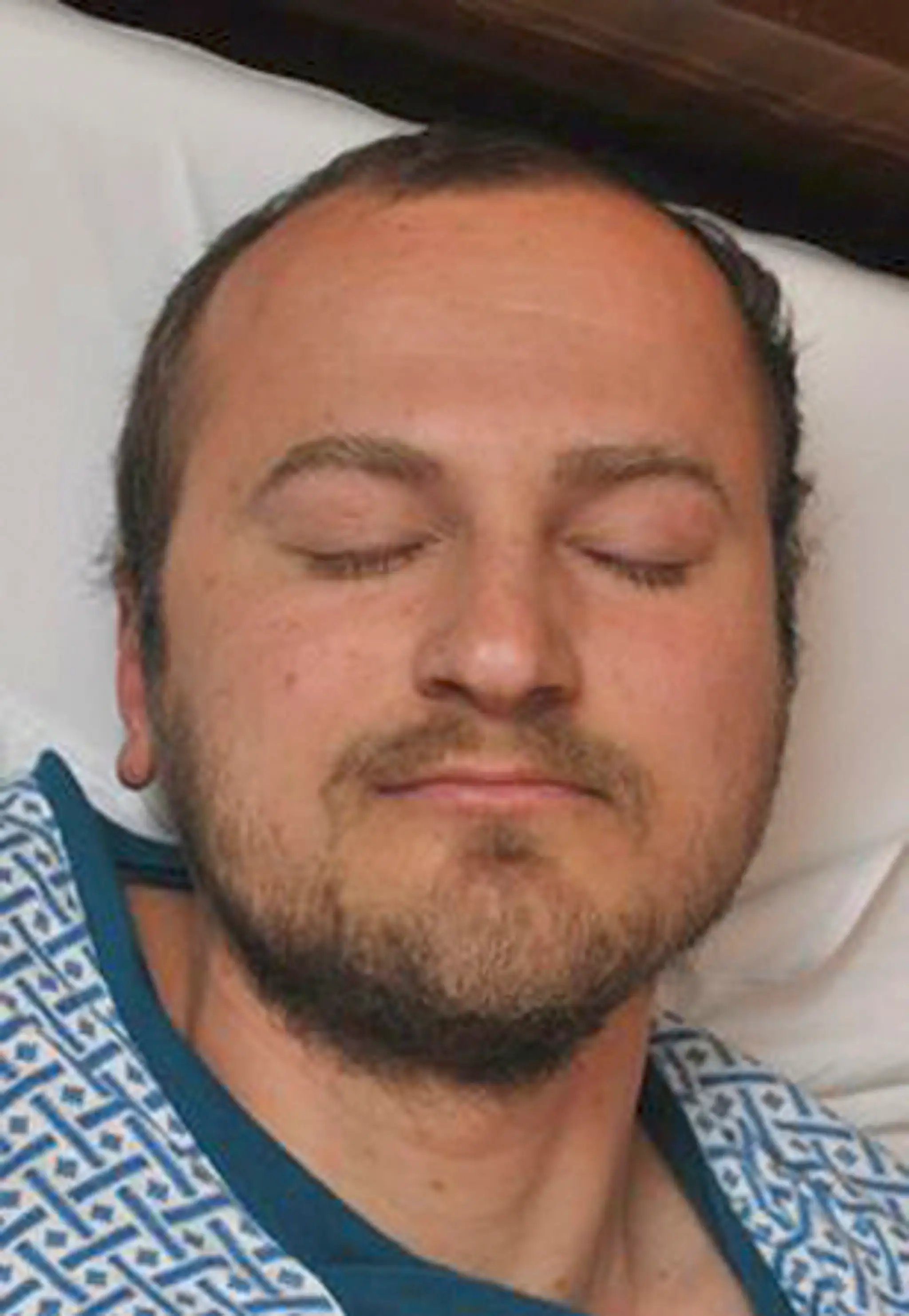 Neznámy muž v nemocnici.