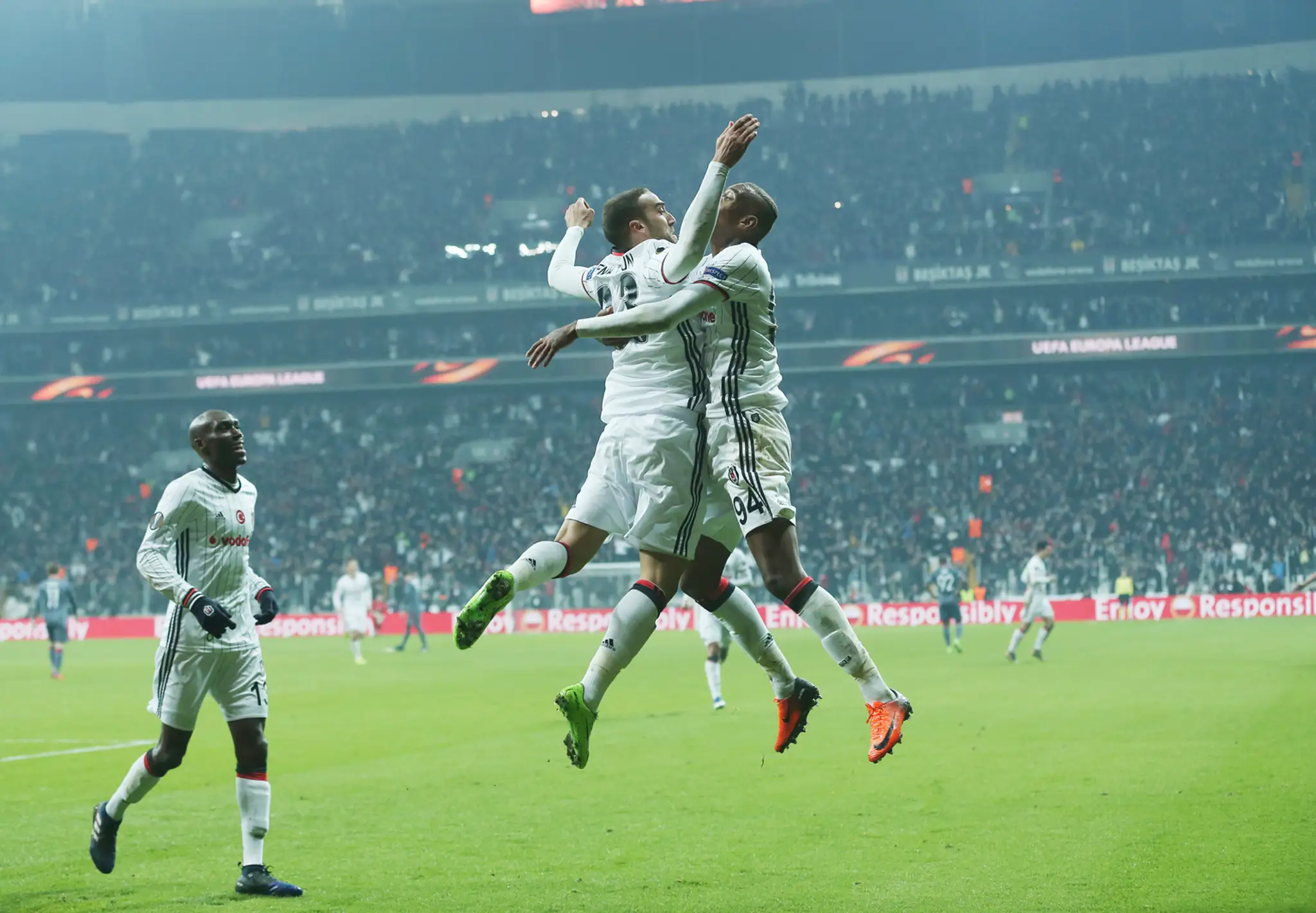 Cenk Tosun vo výskoku s Taliscom (vpravo) oslavujú gól Besiktasu v odvete osemfinále EL proti Olympiacosu.
