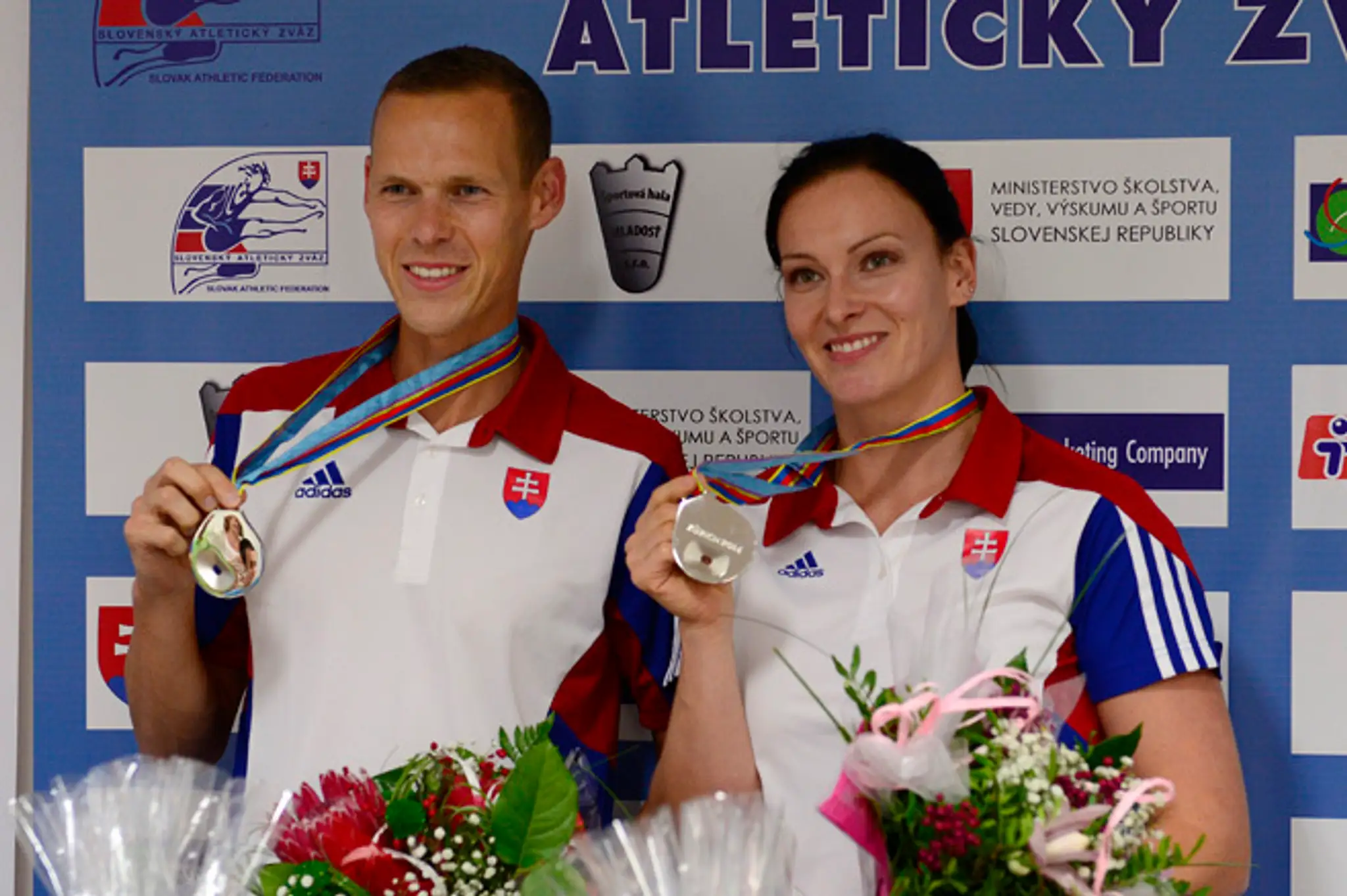 Stireborní medailisti z ME v Zürichu chodec na 50 km Matej Tóthkladivárka Martina Hrašnová.
