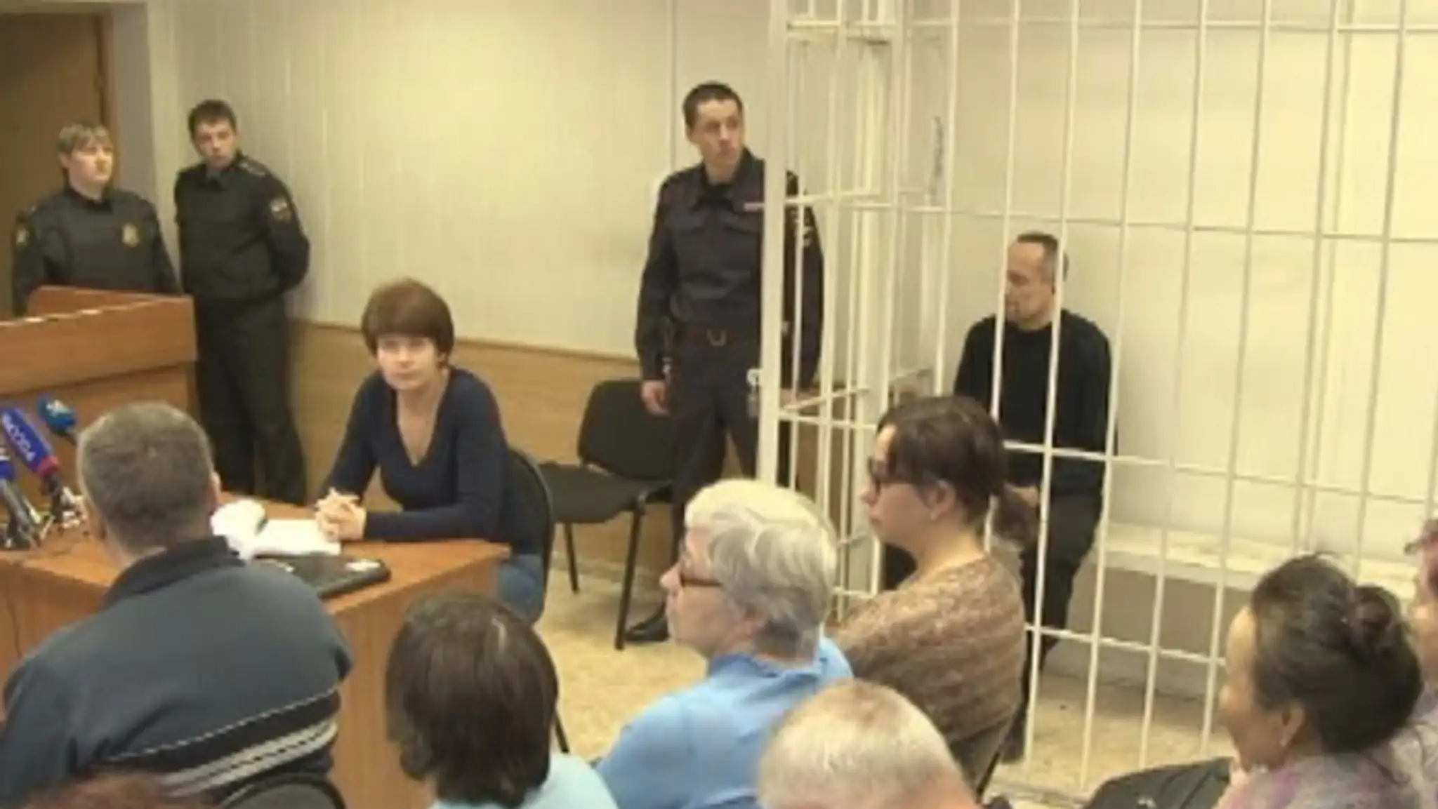 Muža previezli z vyšetrovacej väznice na psychiatrické vyšetrenie v Irkutsku.