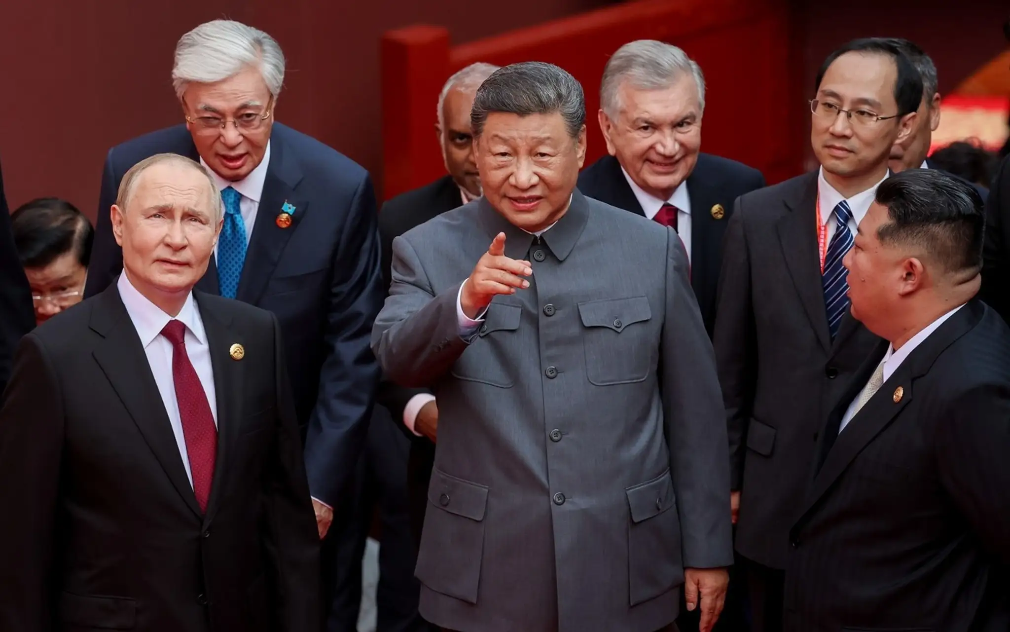 Ruský prezident Vladimir Putin, čínsky prezident Si Ťin-pching a severokórejský vodca Kim Čong-un (zľava doprava) prichádzajú na vojenskú prehliadku.