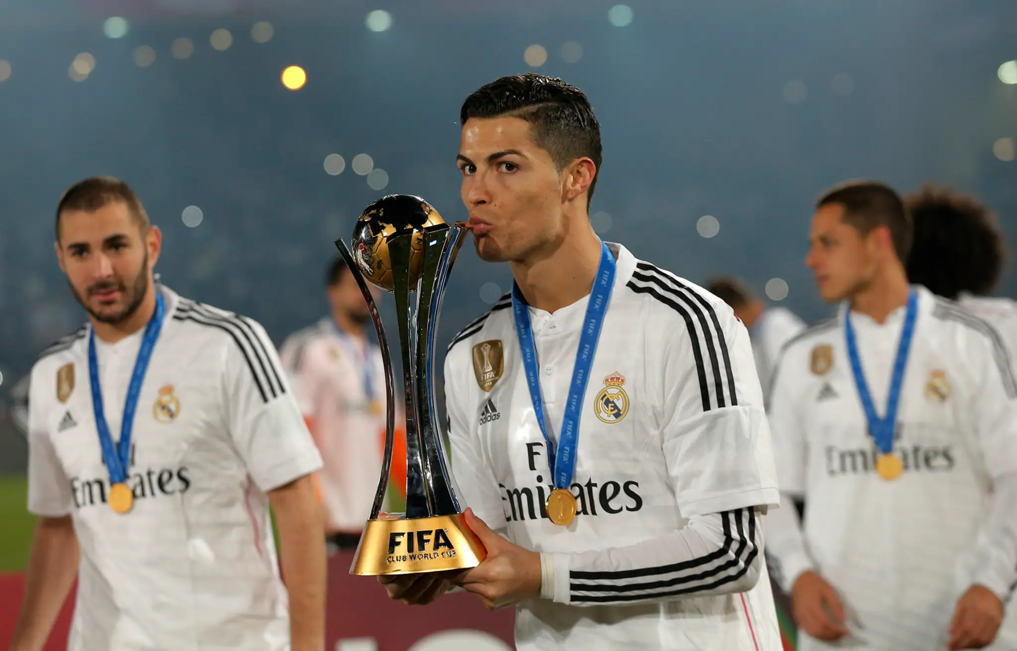Cristiano Ronaldo bozkáva trofej po triumfe Realu Madrid na 11. ročníku majstrovstiev sveta klubov FIFA v Marrákeši 21. decembra