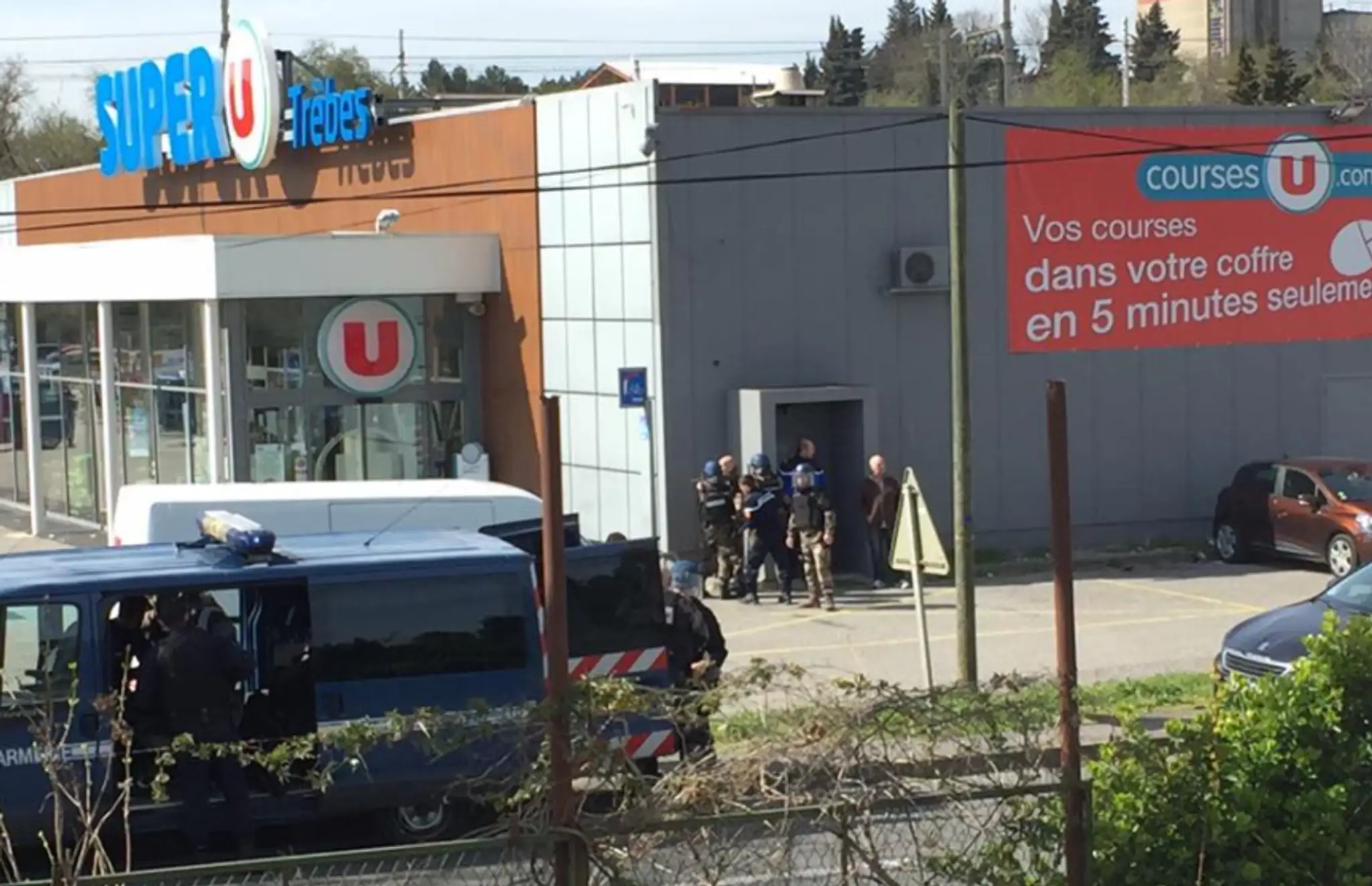 Na mieste zasahujú policajné zložky. 