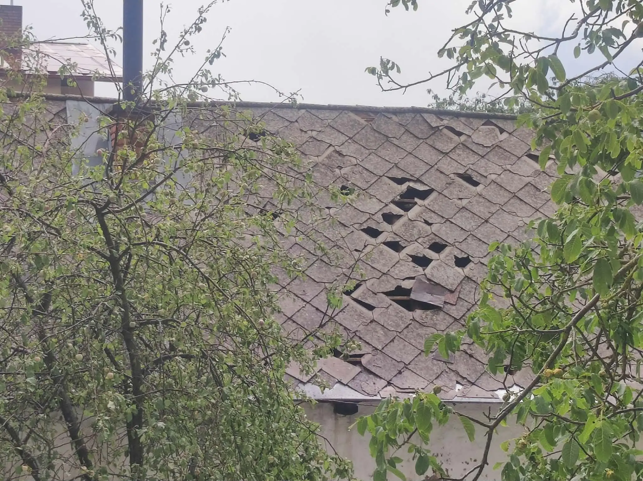 Poškodená strecha, Iňačovce, okres Michalovce