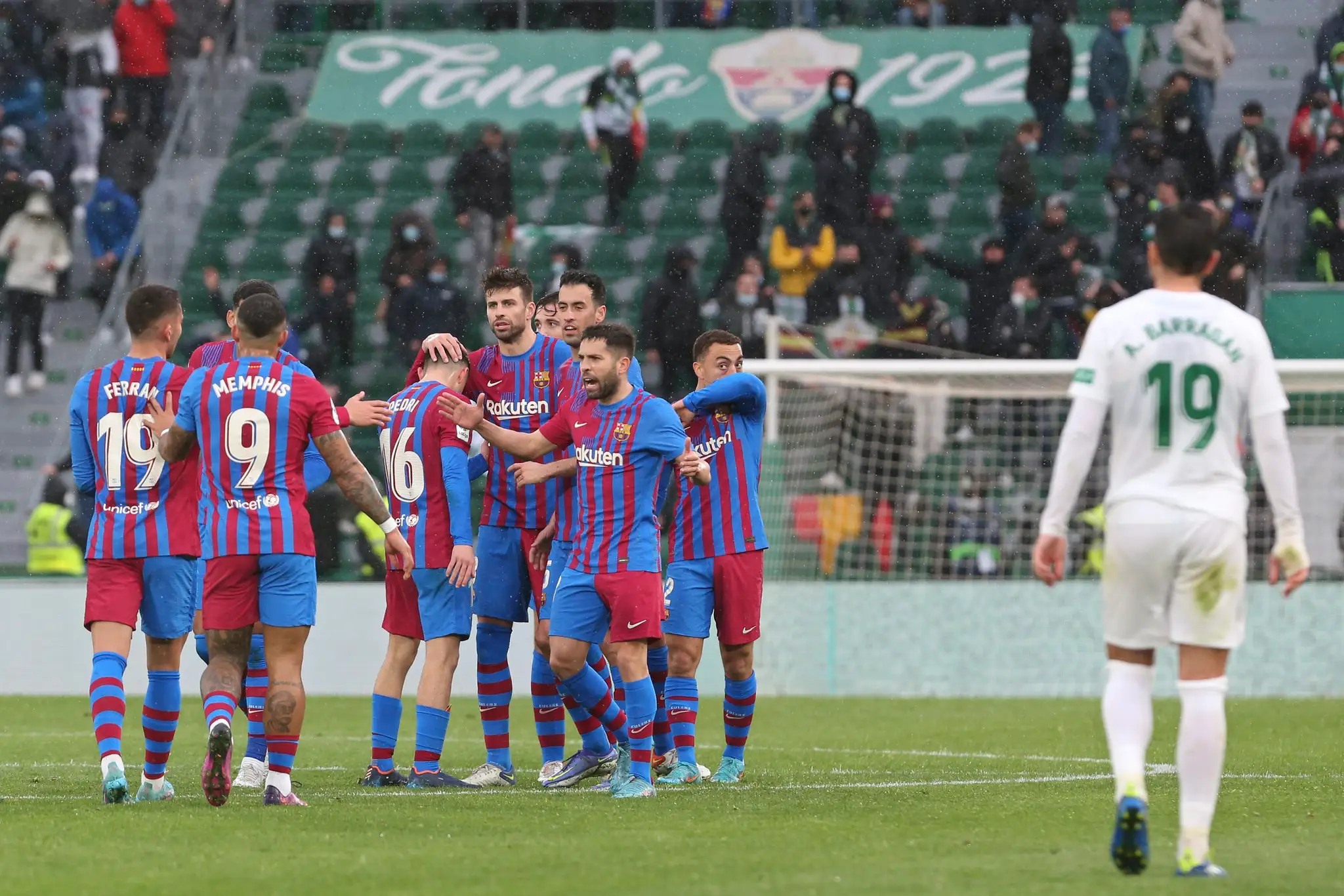 Hráči Barcelony oslavujú víťazstvo v zápase španielskej ligy.