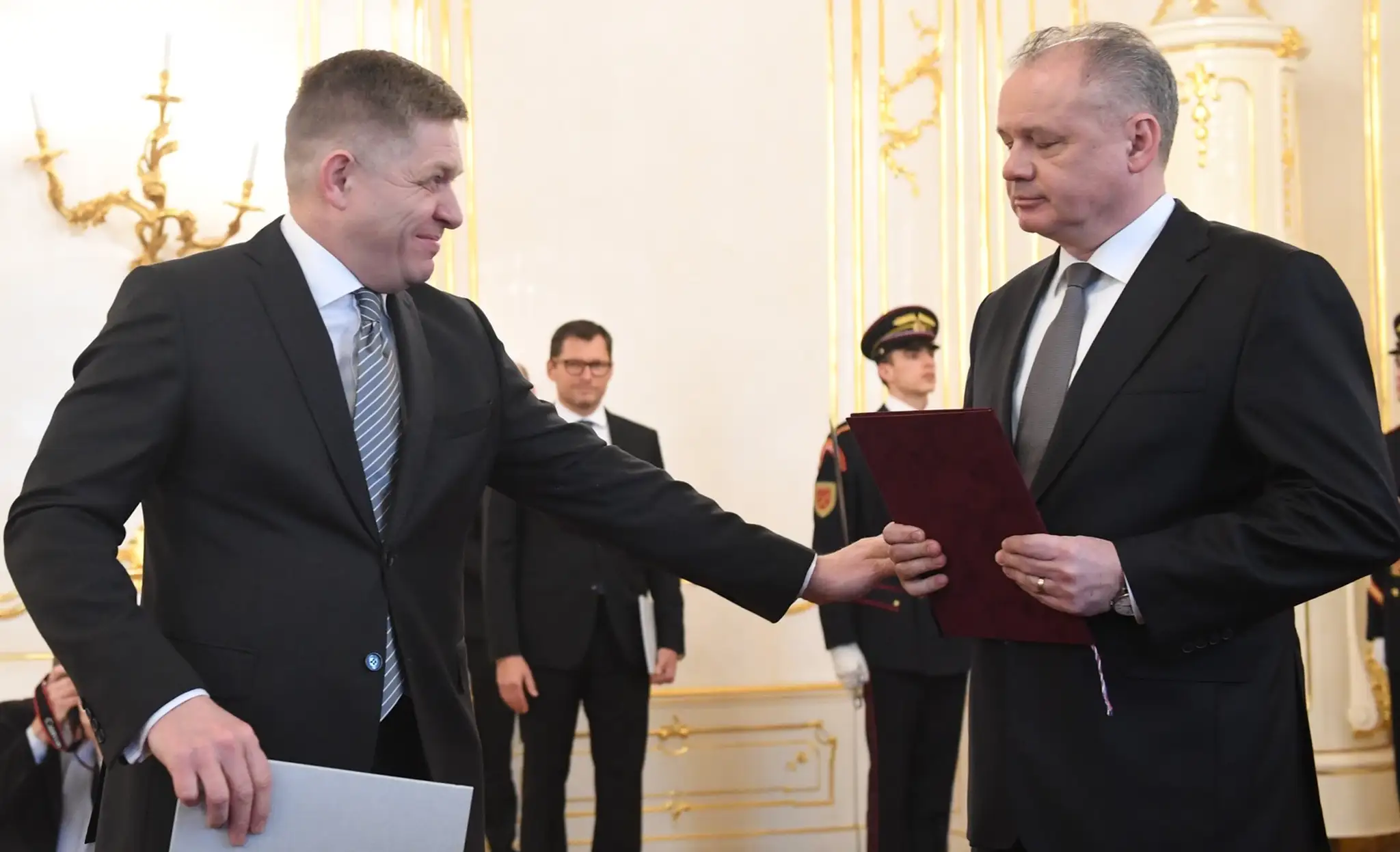 Odchádzajúci premiér Robert Fico (vľavo) a prezident SR Andrej Kiska