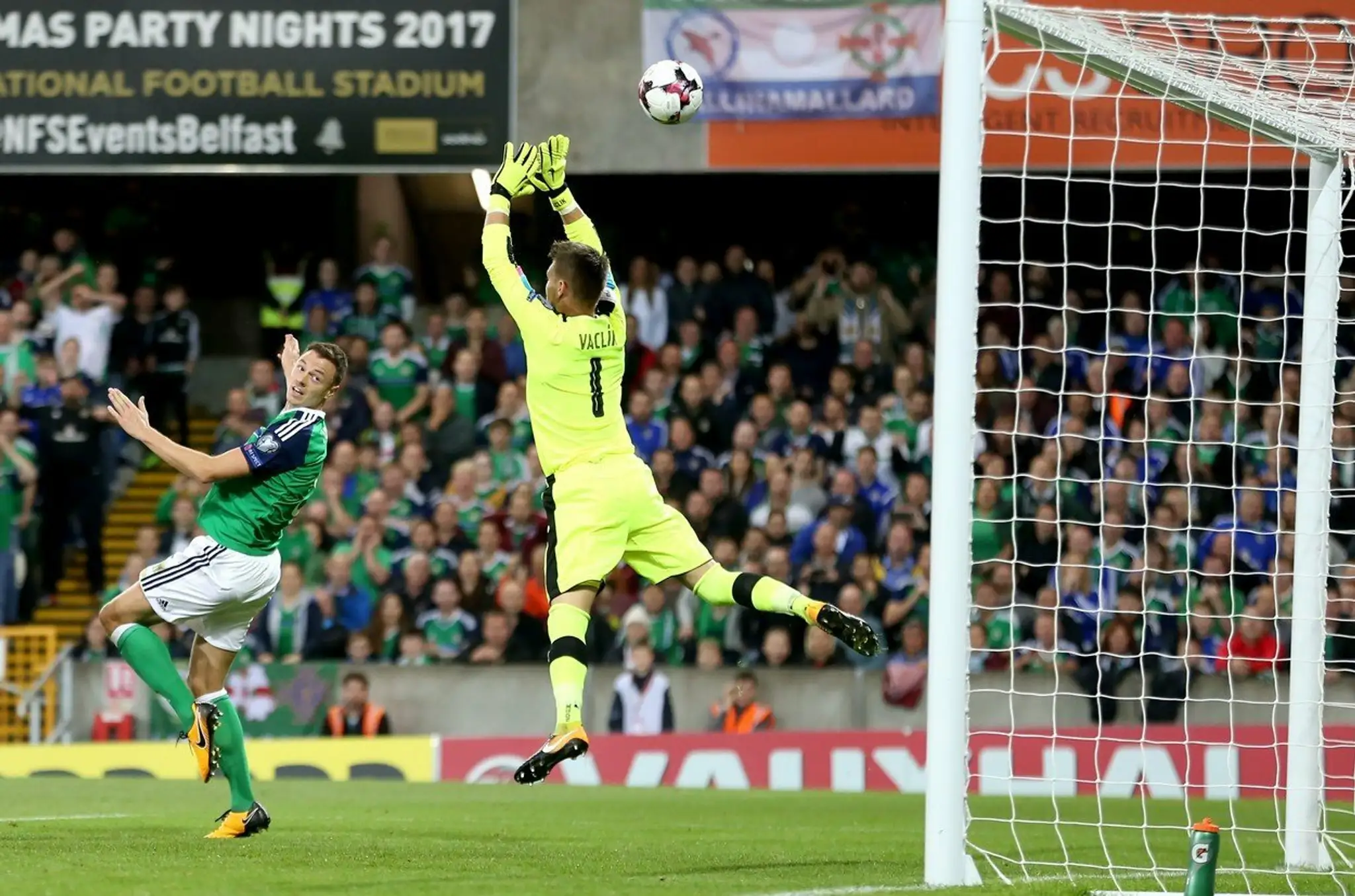 Johny Evans (Sev. Írsko) hlavičkou prekonáva českého brankára Tomáša Vaclíka.
