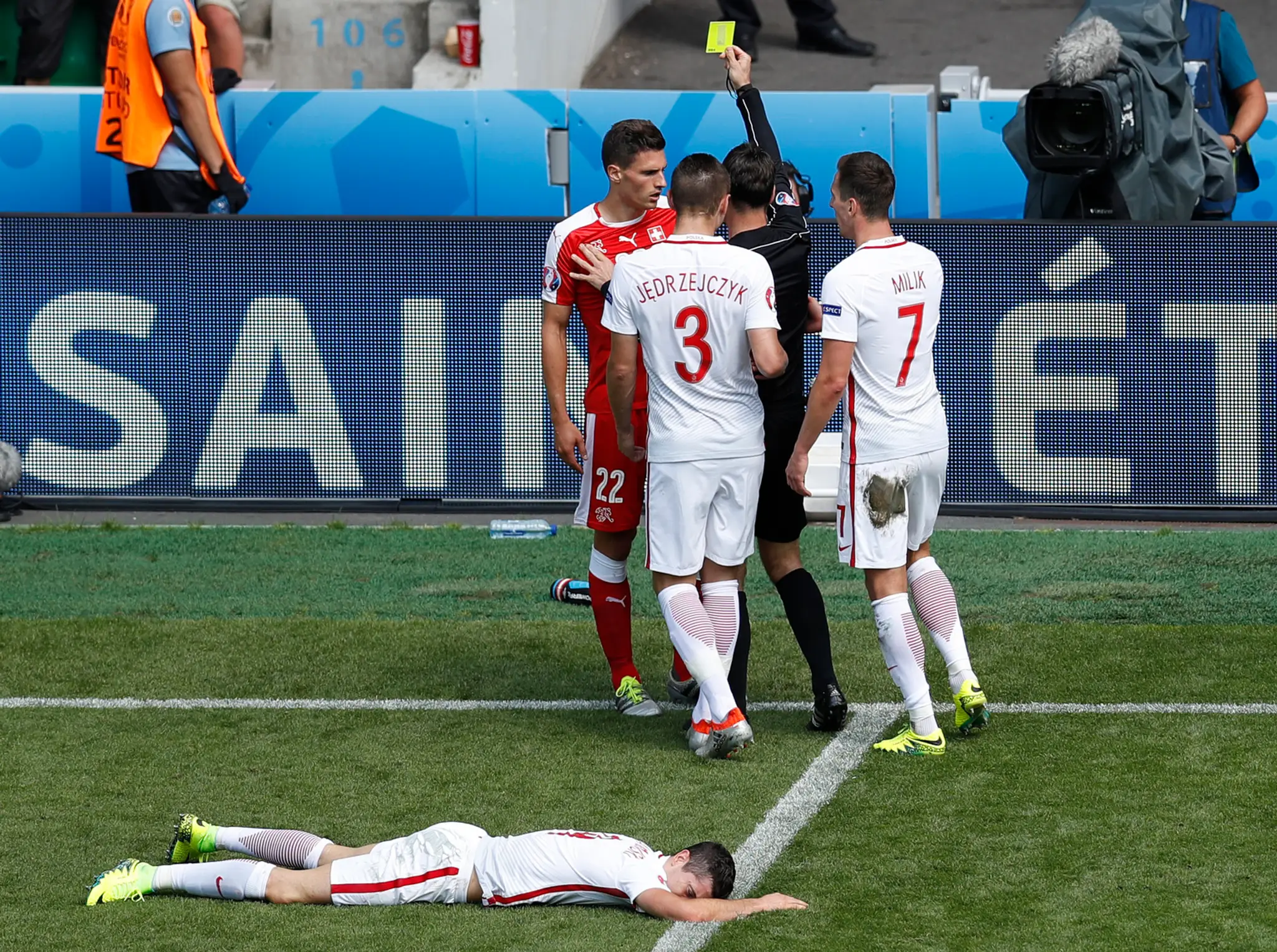 Švajčiar Fabian Schär dostal po tvrdom zákroku na Roberta Lewandowskeho žltú kartu.
