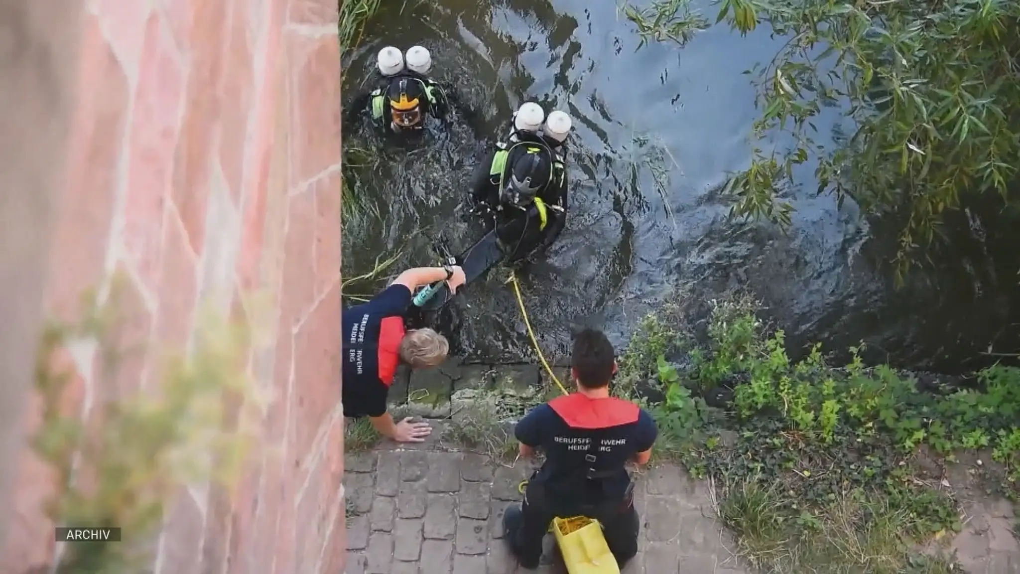 Z nemeckej rieky Rýn lovia kolobežky a bicykle