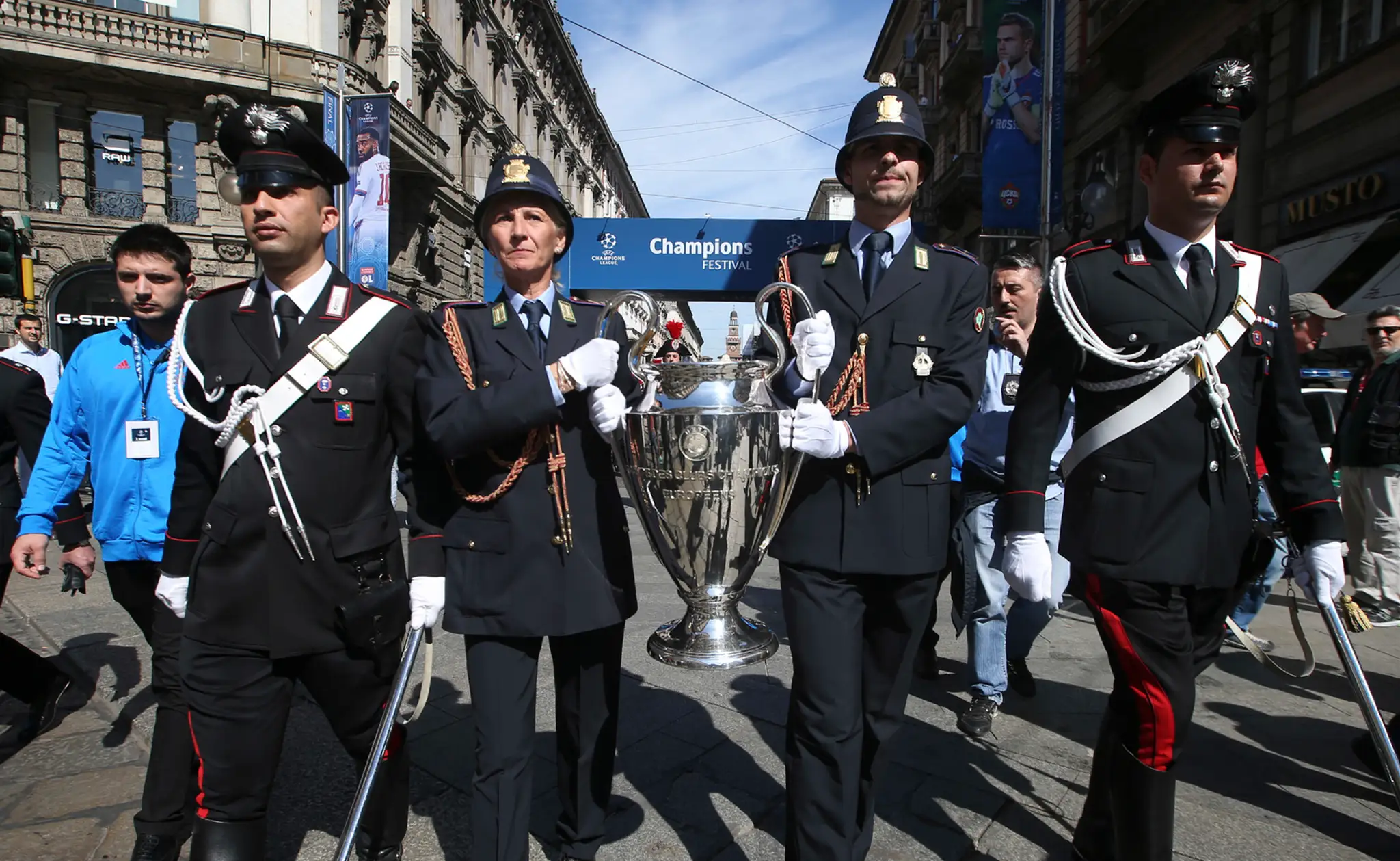 Talianski policajti nesú pohár pre víťaza futbalovej Ligy majstrov v Miláne. 26. mája