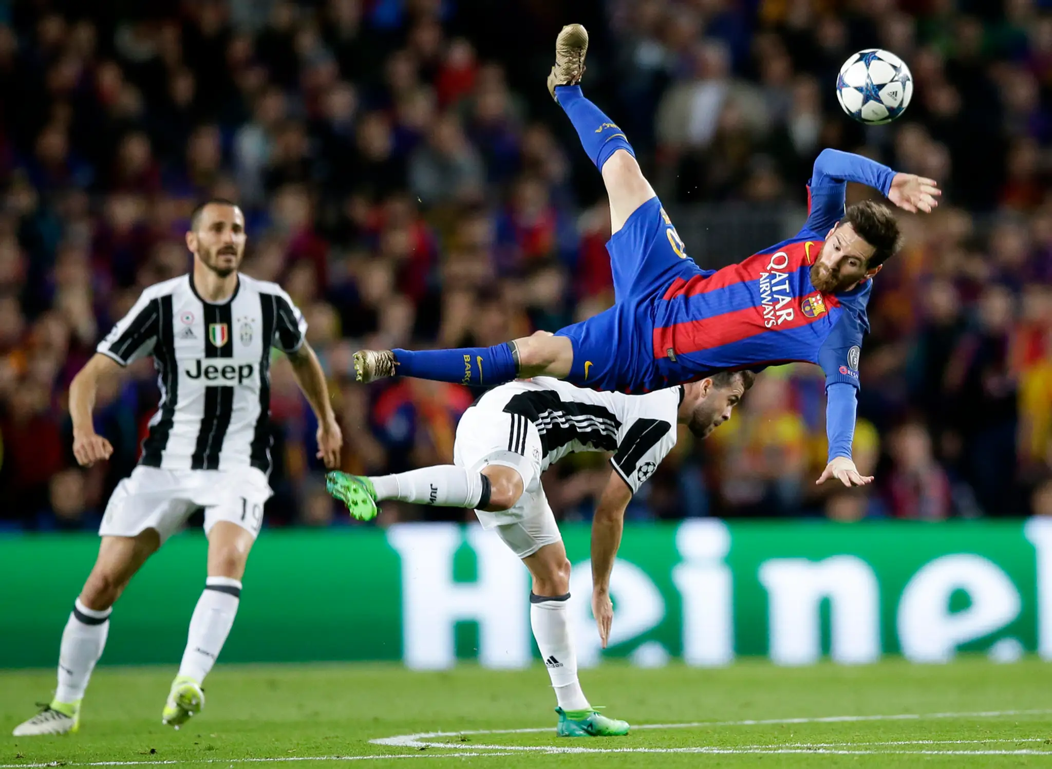 Lionel Messi (vpravo) z Barcelony padá na zem po súboji s Miralem Pjaničom z Juventusu v odvete štvrťfinále LM.