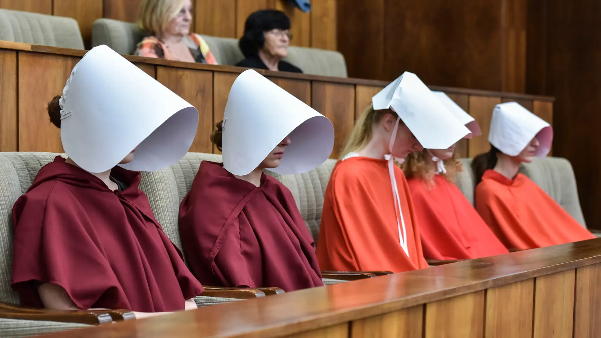 Aktivistky na tichom proteste proti navrhovanému zákonu strany ĽSNS o interrupciách.