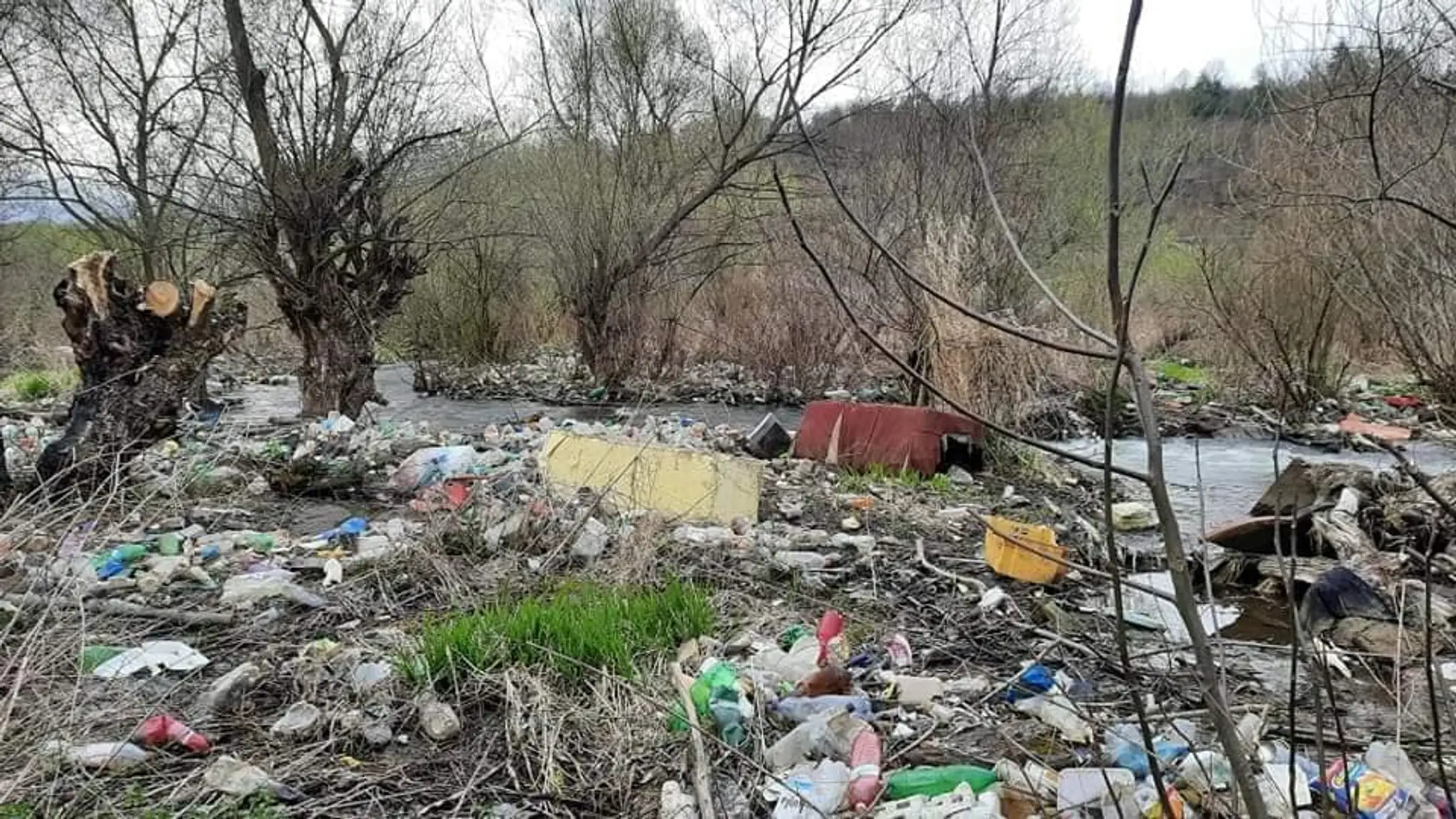 Čierna skládka v obci Jasov