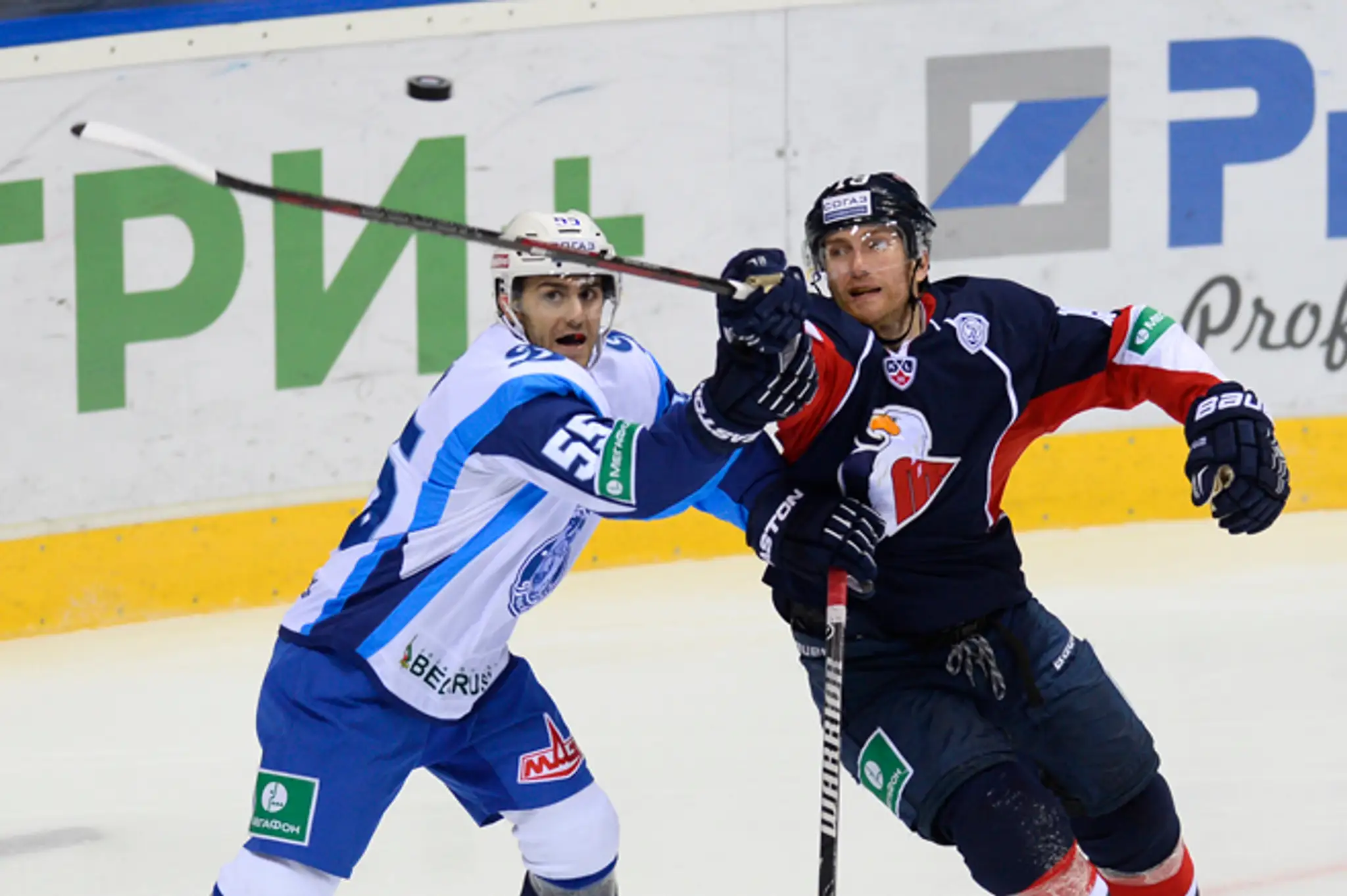 Matt Murley (Slovan) a Nick Bailen (Dinamo Minsk).