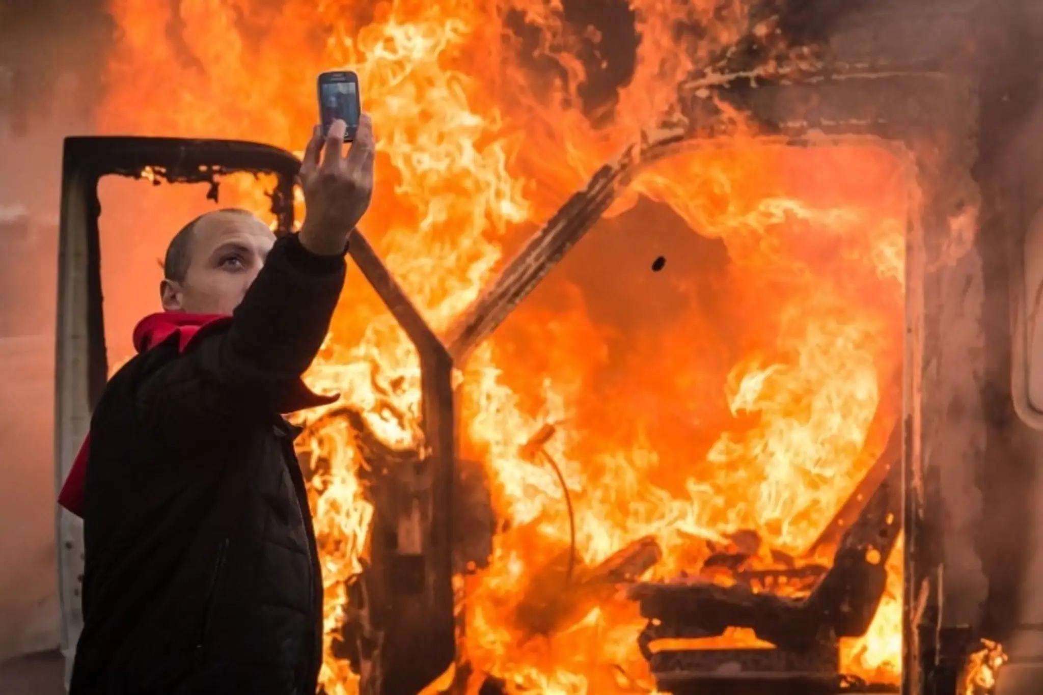 Protestujúci.jpg