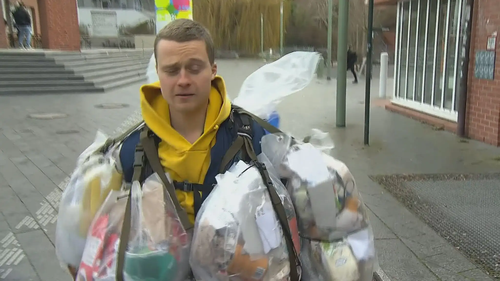 Muž z Nemecka chce poukázať na množstvo vyprodukovaného odpadu.