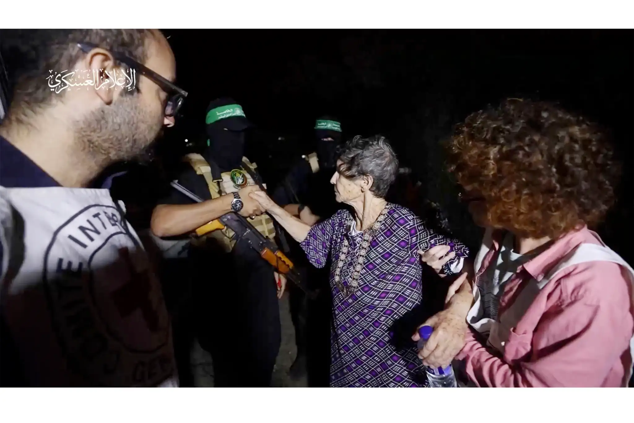 Na videosnímke Jocheved Lifšicová podáva ruku členovi palestínskeho militantného hnutia Hamas po jej prepustení do rúk Červeného kríža na neznámom mieste.