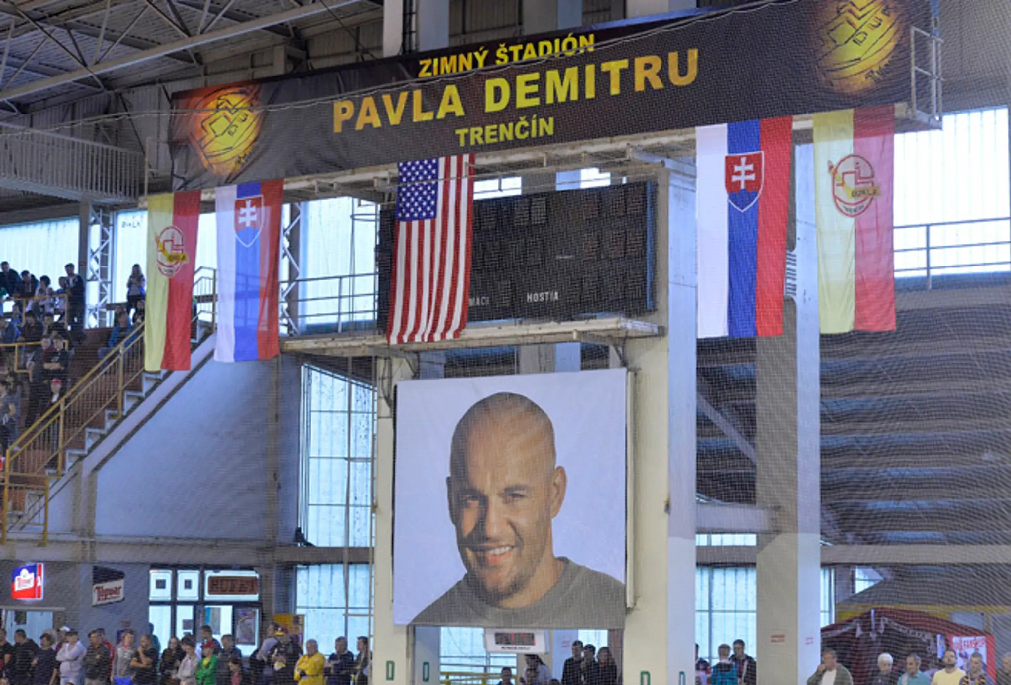 Atmosféra počas druhého exhibičného hokejového zápasu na počesť tragicky zosnulého Pavla Demitru 