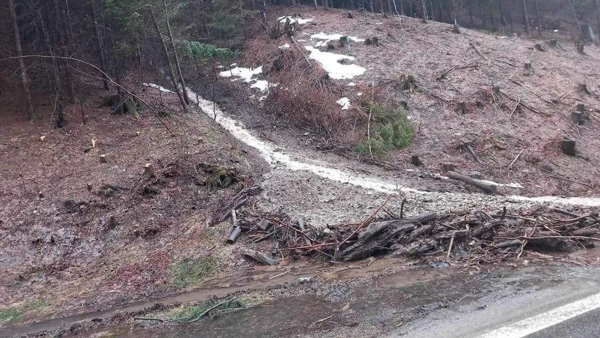Pod Donovalmi sa zosunul svah.