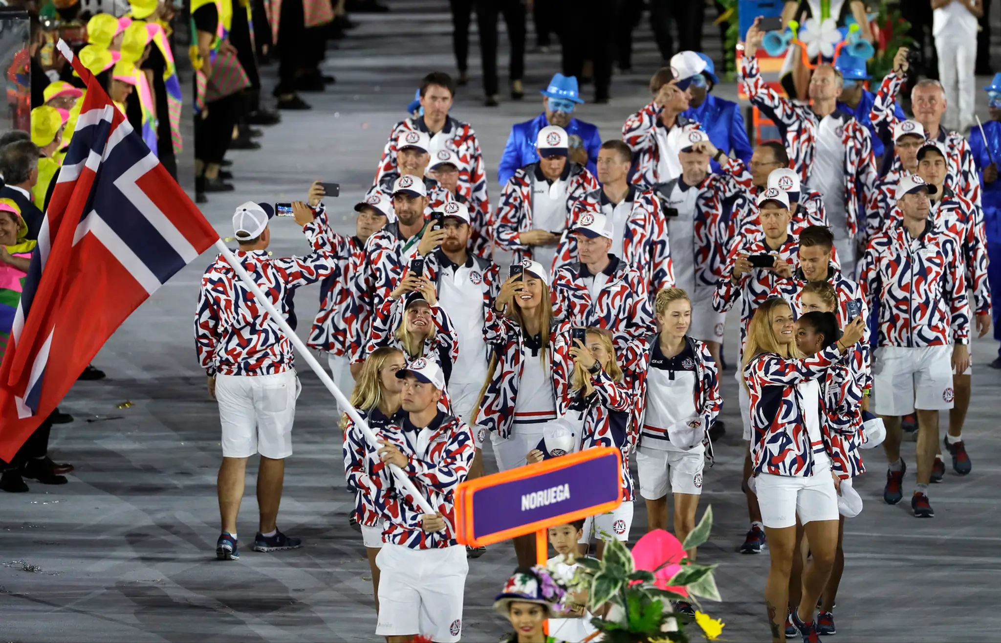 Strelec Ole Kristian Bryhn nesie nórsku vlajku na otváracom ceremoniáli OH v Riu.