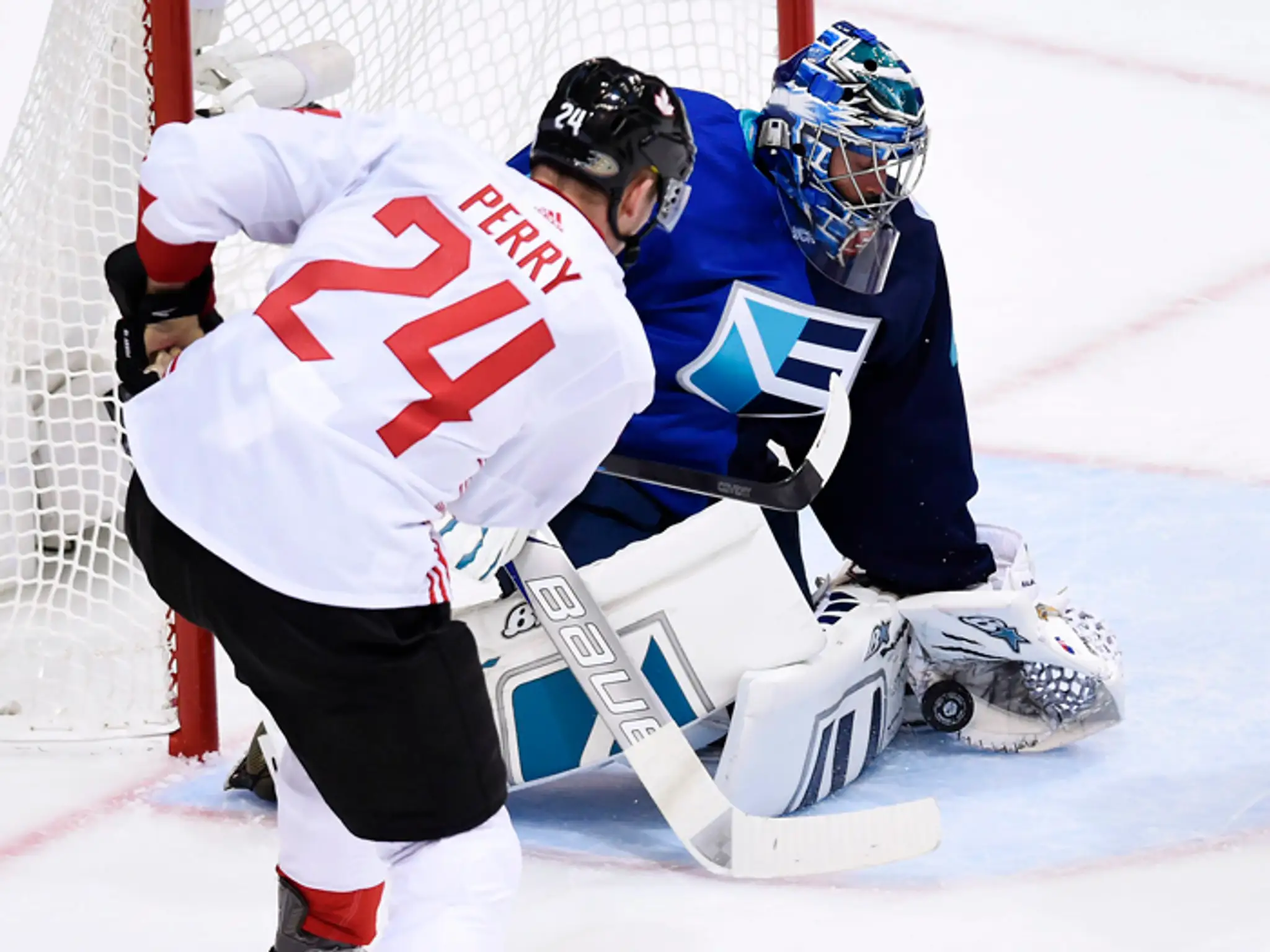 Jaroslav Halak (Tím Európa) chytá strelu Coreyho Perryho (Kanada).