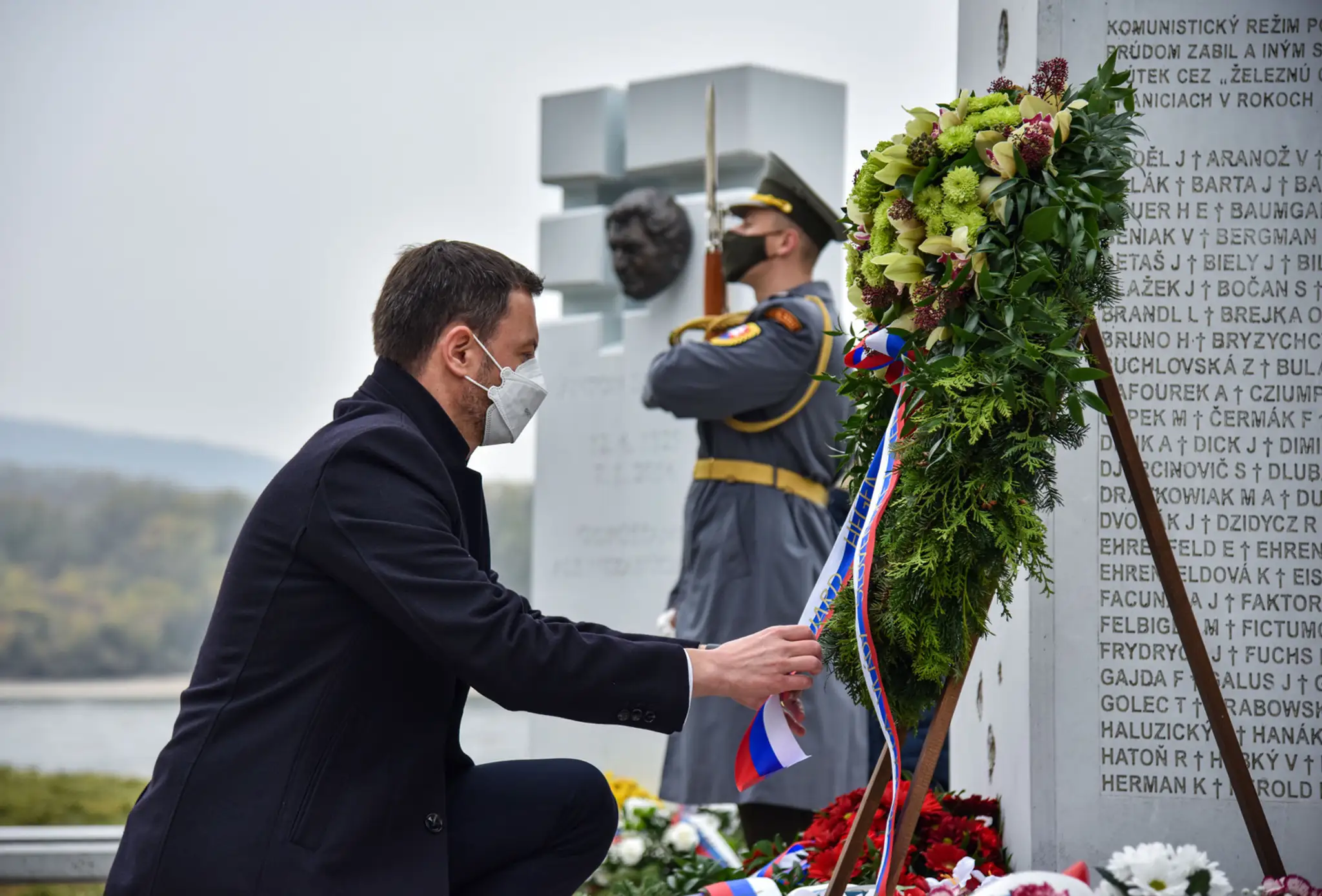 Eduard Heger kladie veniec k pamätníku Brána slobody na Devíne.