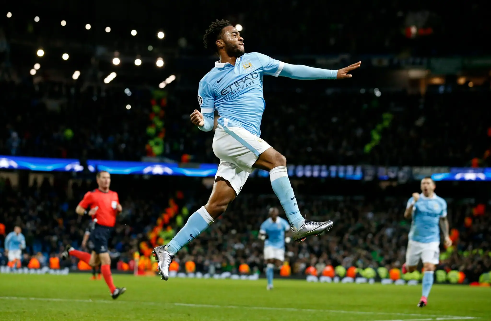 Hráč Manchesteru City Raheem Sterling oslavuje gól do bránky Swansea City