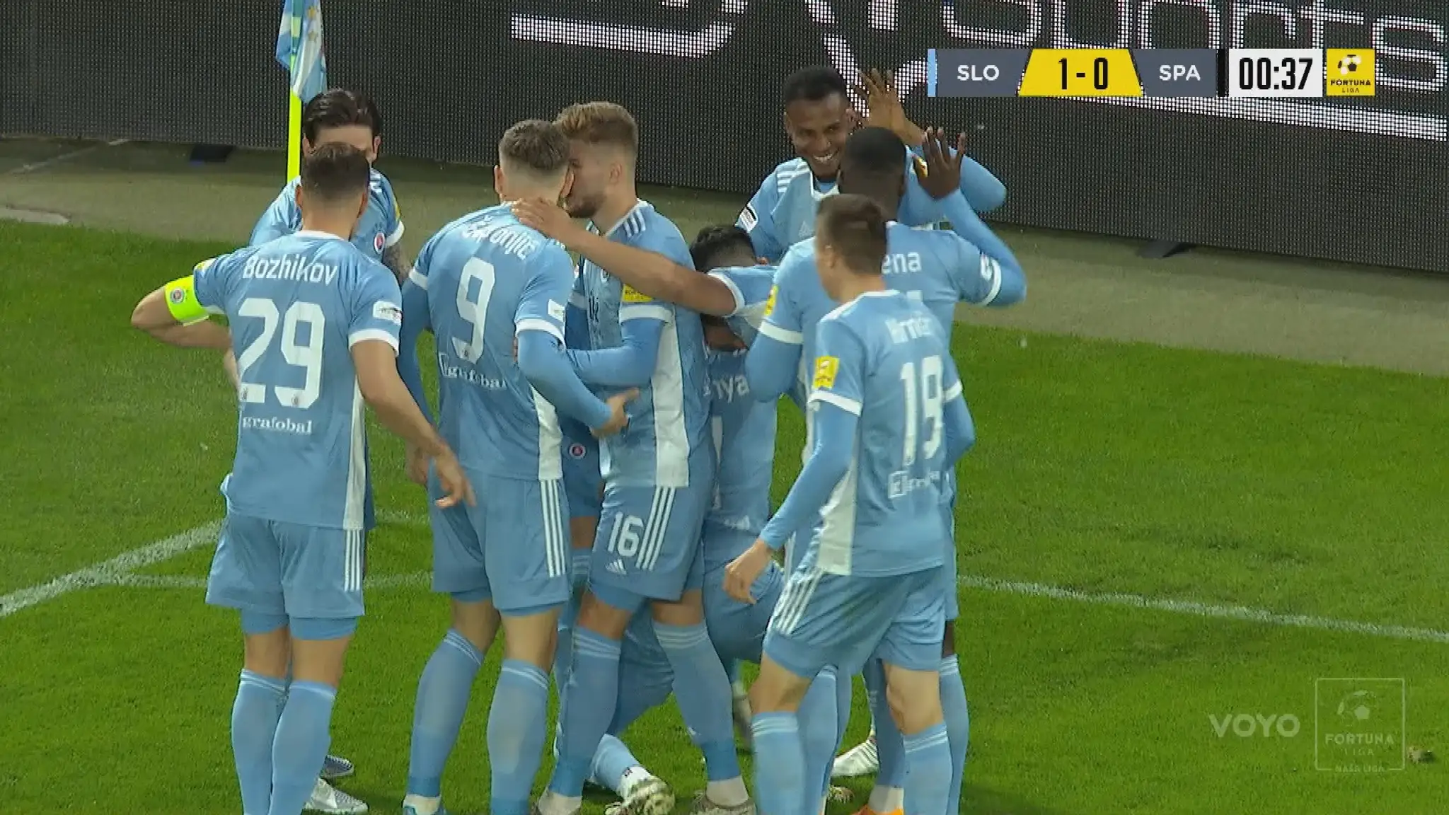 Radosť hráčov Slovana po rýchlom góle do siete Trnavy.