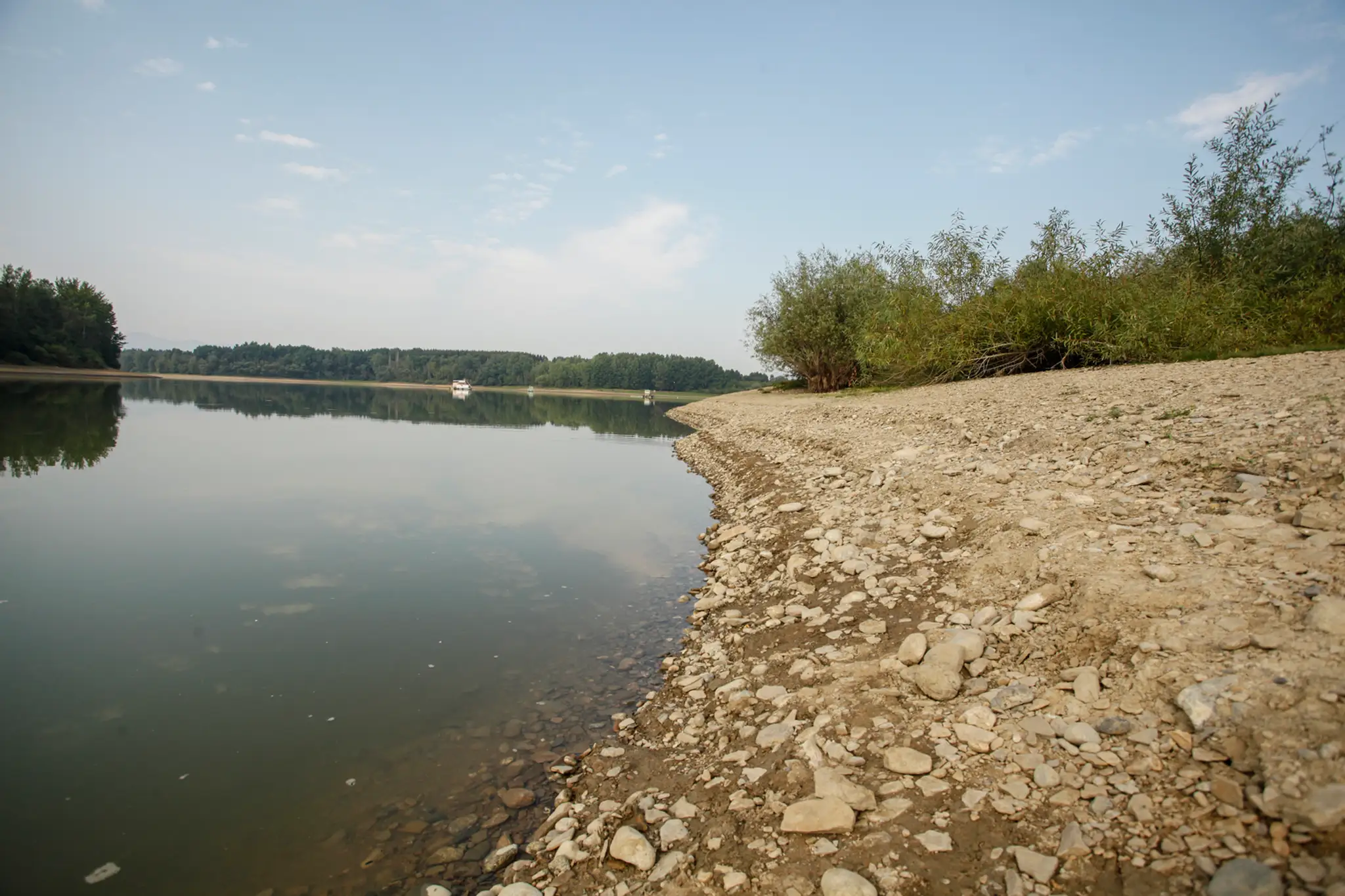 Na snímke pokles hladiny vody v dôsledku horúčav v Trnoveckej zátoke na Liptovskej Mare