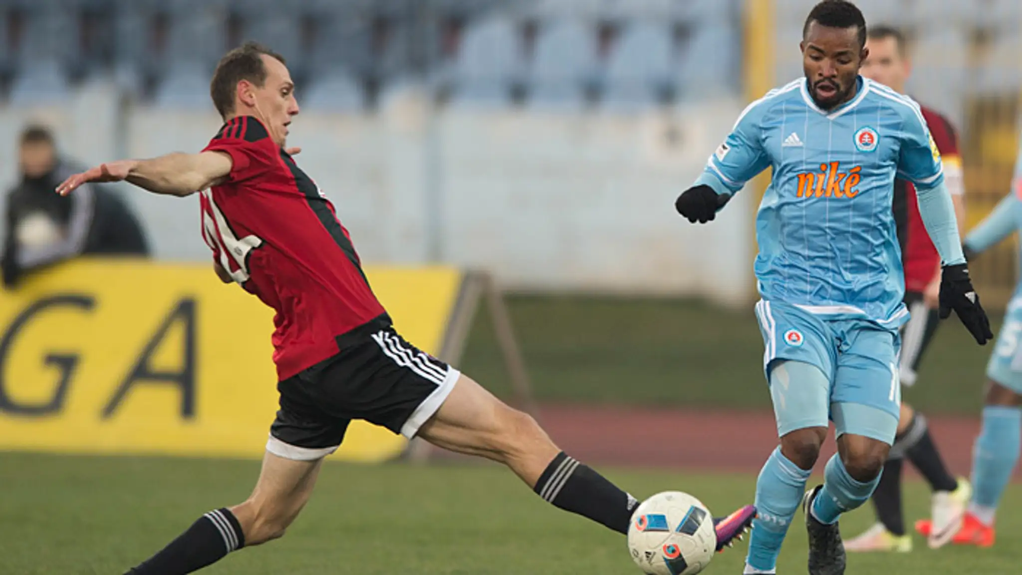 Seydouba Soumah (Slovan) a vľavo Martin Tóth (Trnava).