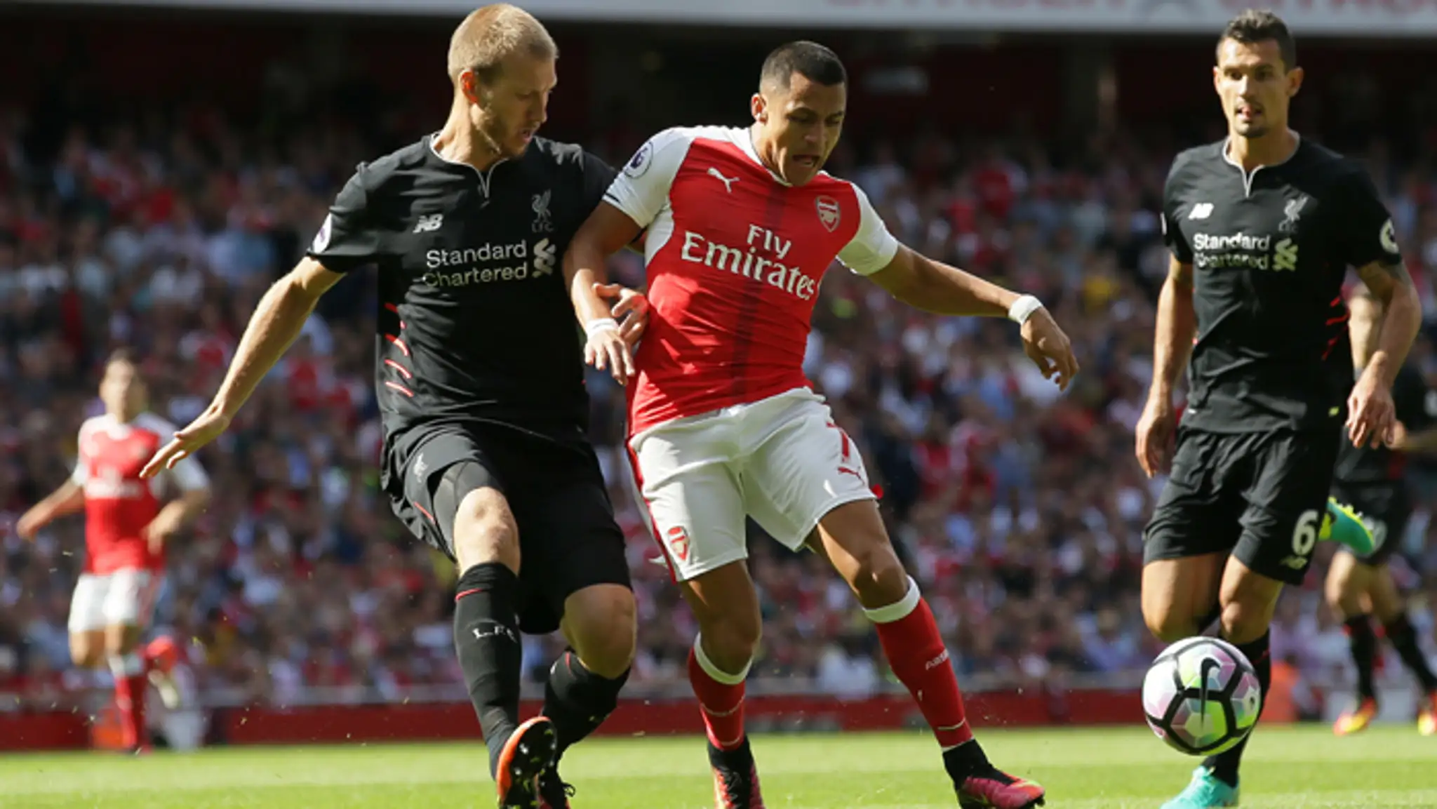 Vpravo Alexis Sanchez (Arsenal) a Ragnar Klavan (Liverpool).