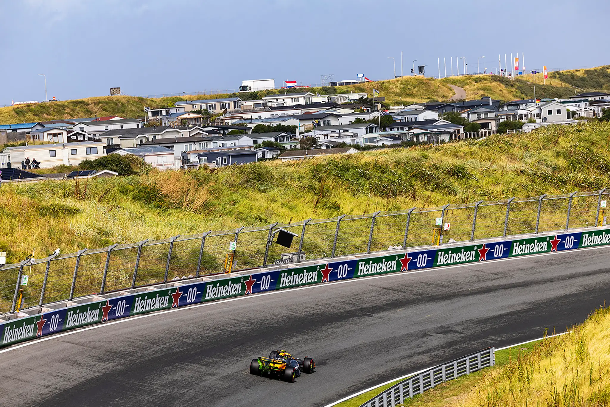 Brit Lando Norris z McLarenu na trati VC Holandska.