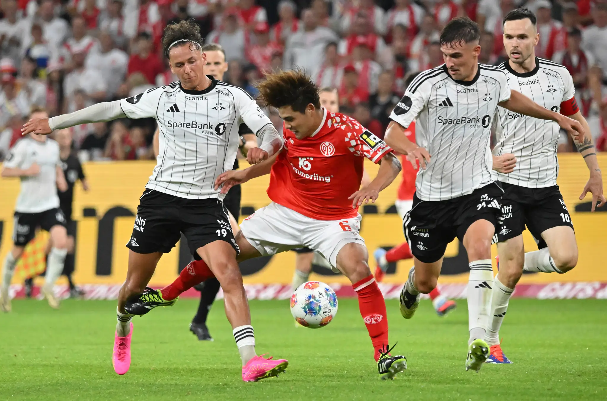 lovenský futbalista v drese Trondheimu Tomáš Nemčík (druhý sprava).