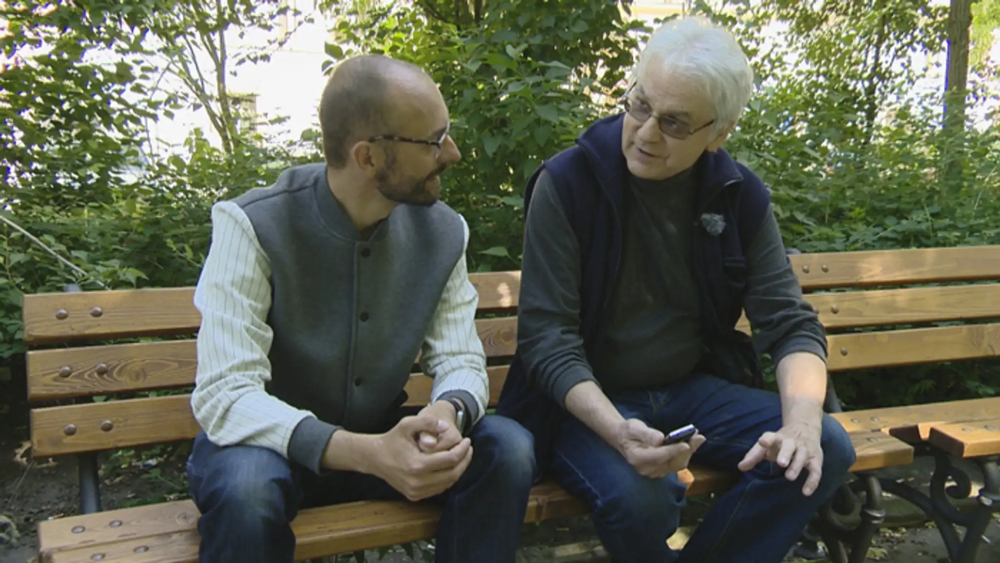 Michael Hák (vpravo) s reportérom magazínu Reflex Patrikom Stellerom.