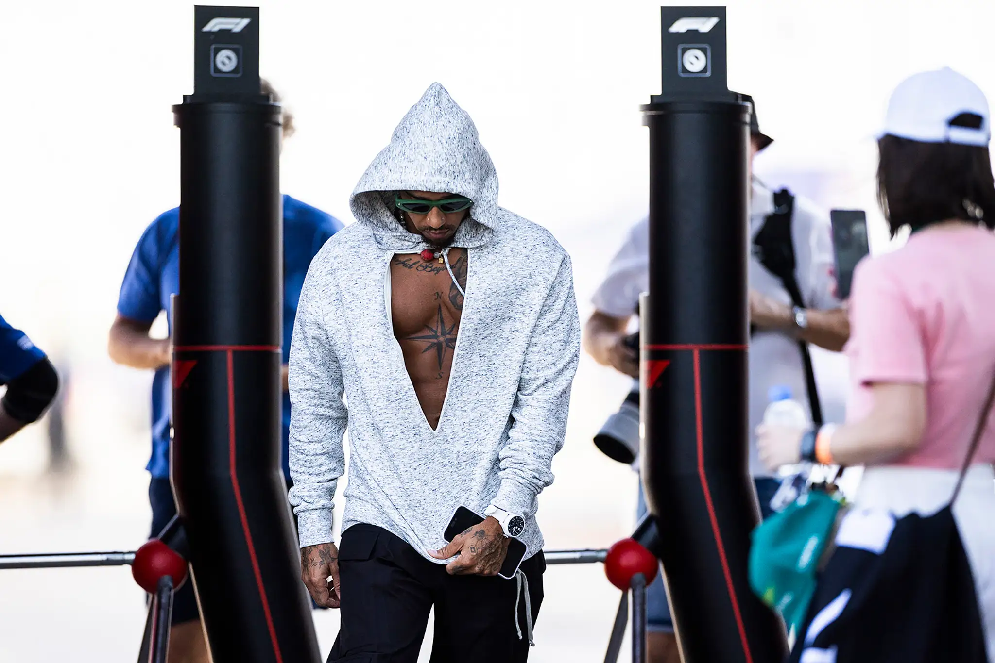 Lewis Hamilton prichádza na okruh v Katare.