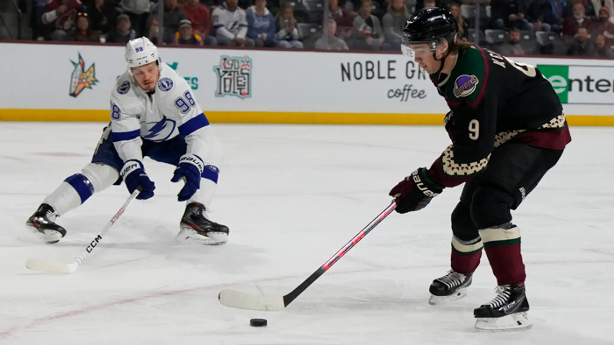 Pravé krídlo Clayton Keller z Arizony Coyotes a Michail Sergačev z Tampy Bay Lighting.