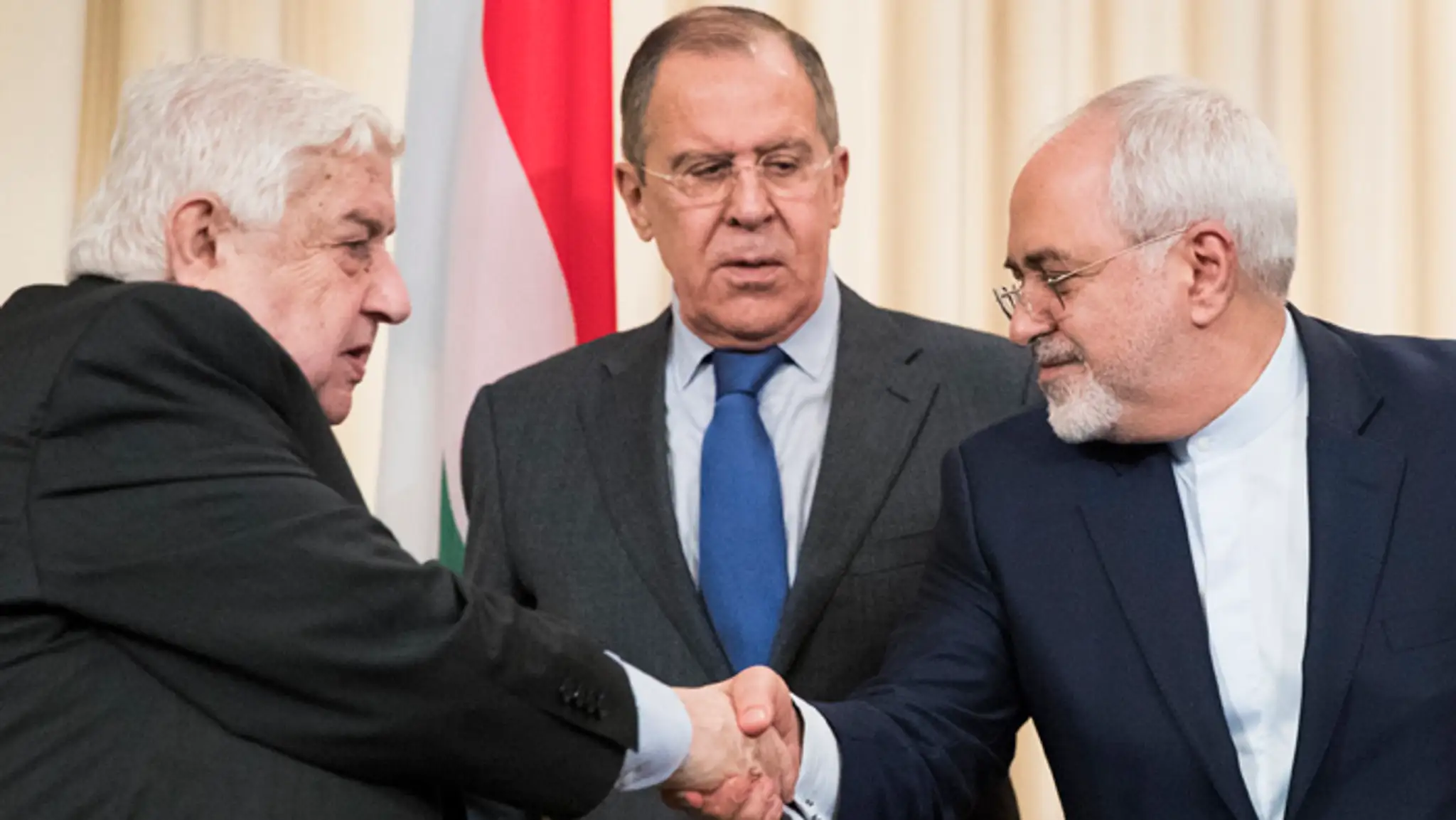 Ruský šéf diplomacie Sergej Lavrov (v strede), šéf sýrskej diplomacie Walíd Mualim (vľavo) a iránsky rezortný kolega Mohammad Dž