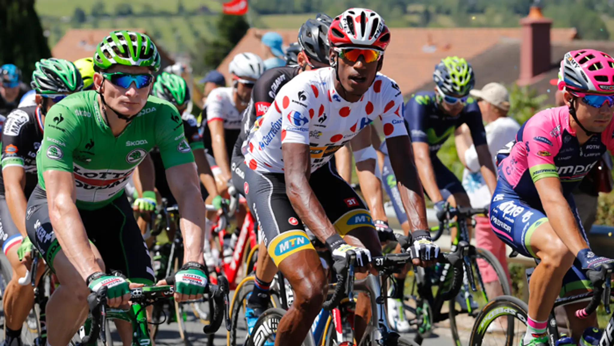 V zelenom Andre Greipel – vedúci pretekár bodovacej súťaži, v bodkovanom najlepší vrchár Eritrejčan Daniel Teklehaimanot.