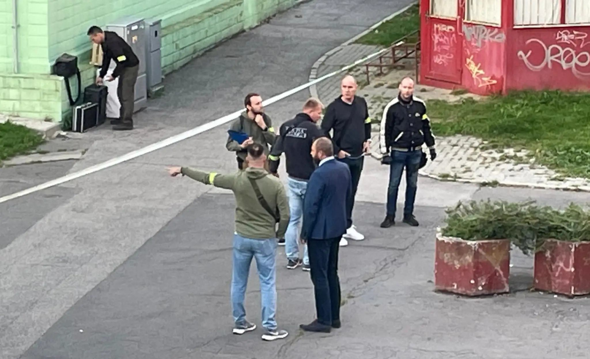 Polícia na mieste útoku v bratislavskej Dúbravke.