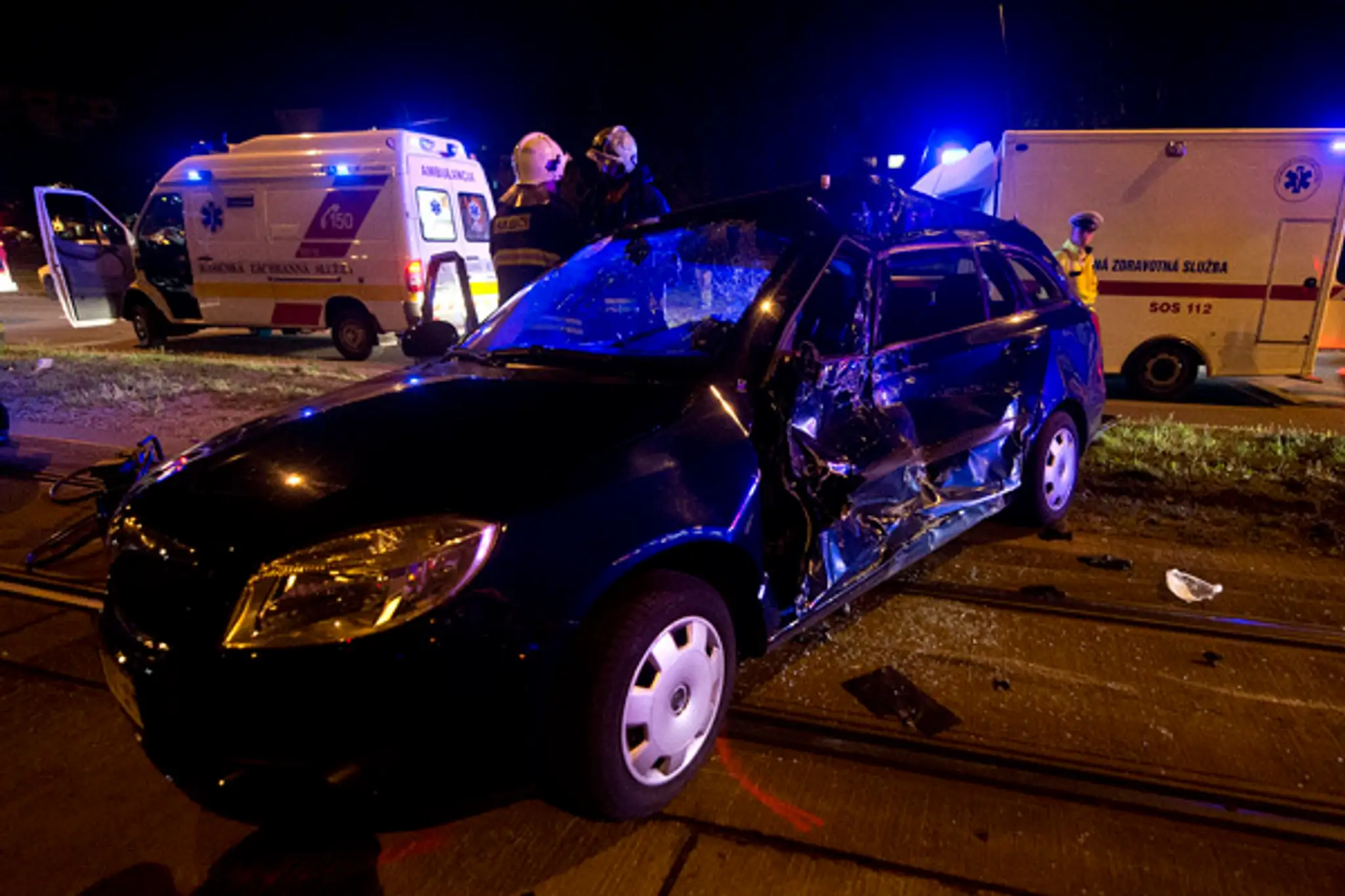 V Bratislave sa zrazila električka s autom