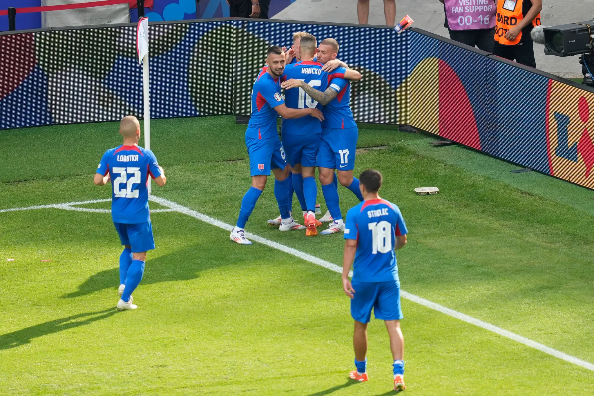 Slováci oslavujú gól proti Rumunsku na ME 2024.