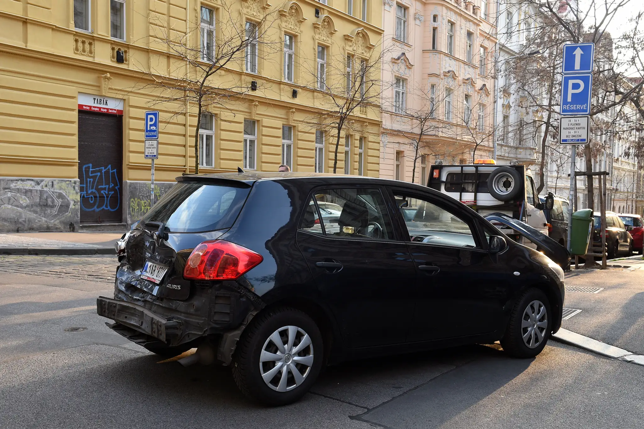 Zničené auto v Prahe.